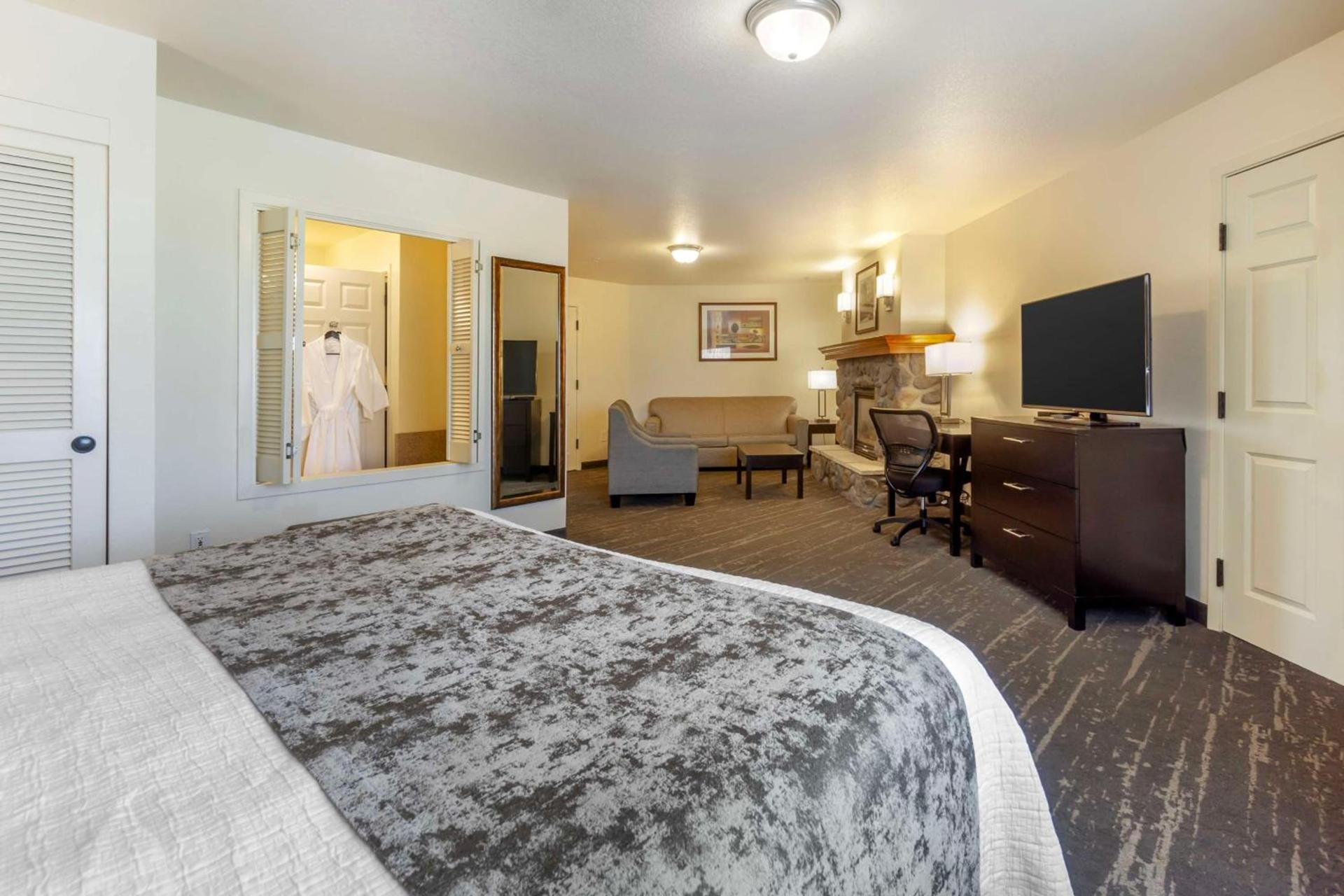 Best Western Plus Edmonds Harbor Inn photo 20