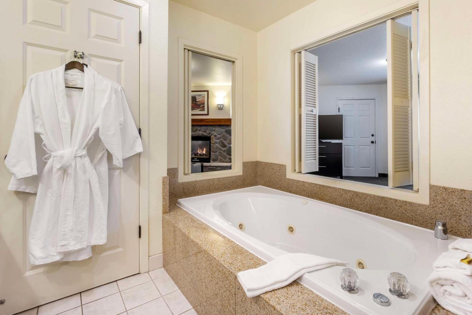 Best Western Plus Edmonds Harbor Inn photo 22