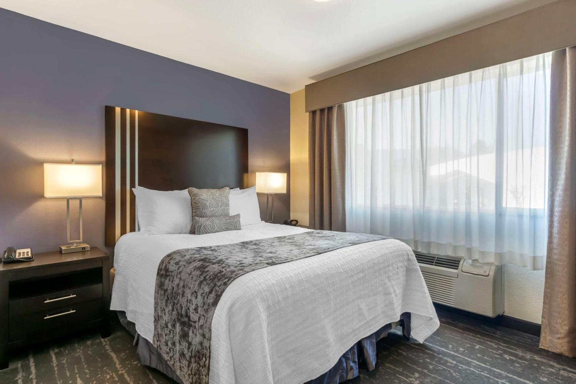 Best Western Plus Edmonds Harbor Inn photo 28