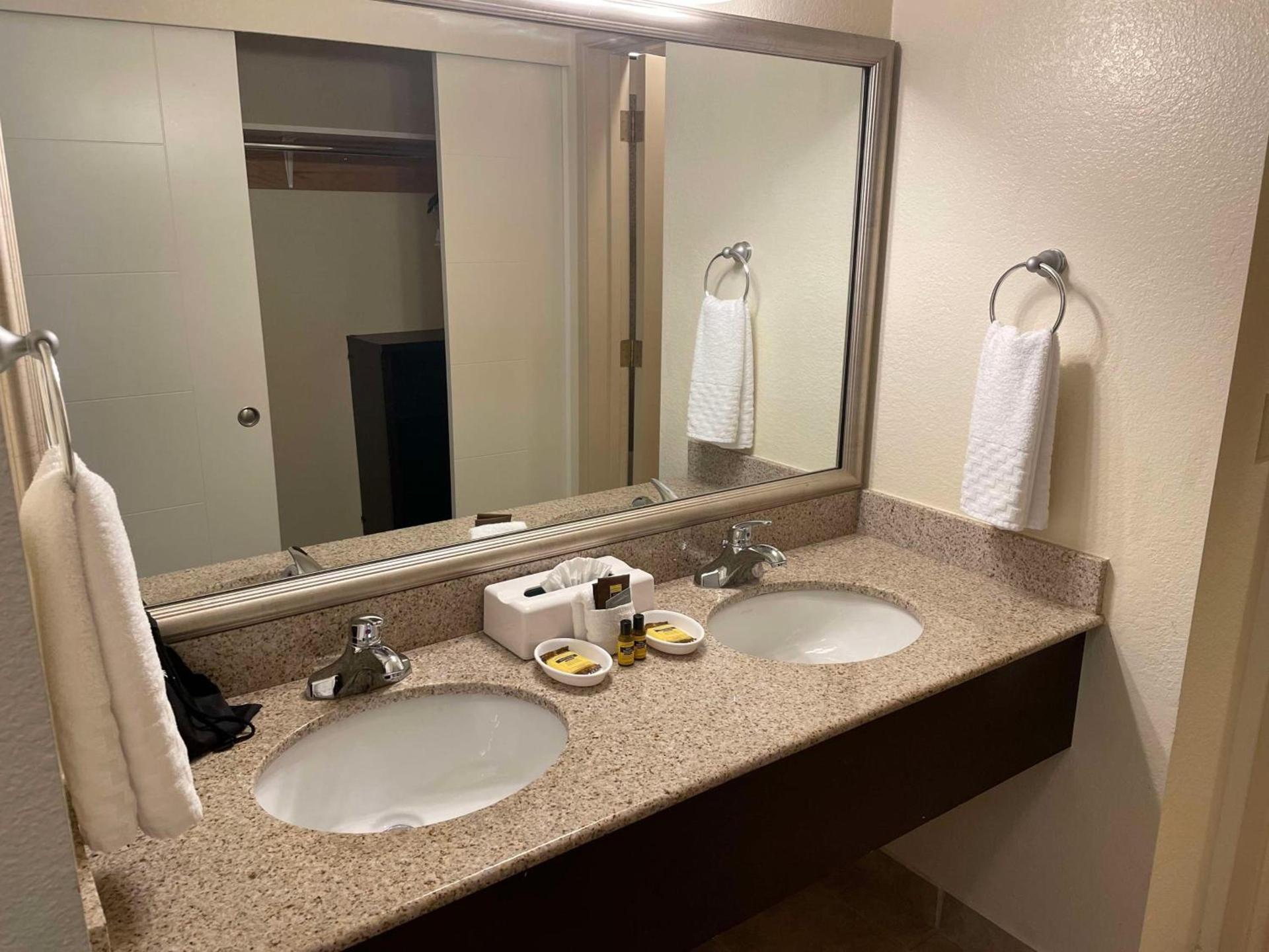 Best Western Plus Edmonds Harbor Inn photo 32