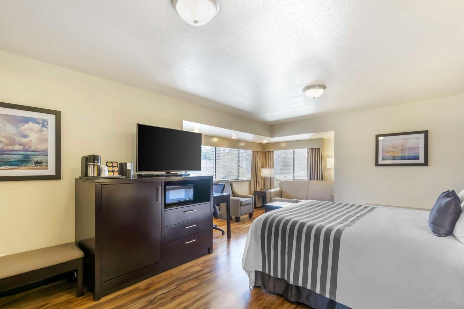 Best Western Plus Edmonds Harbor Inn photo 33