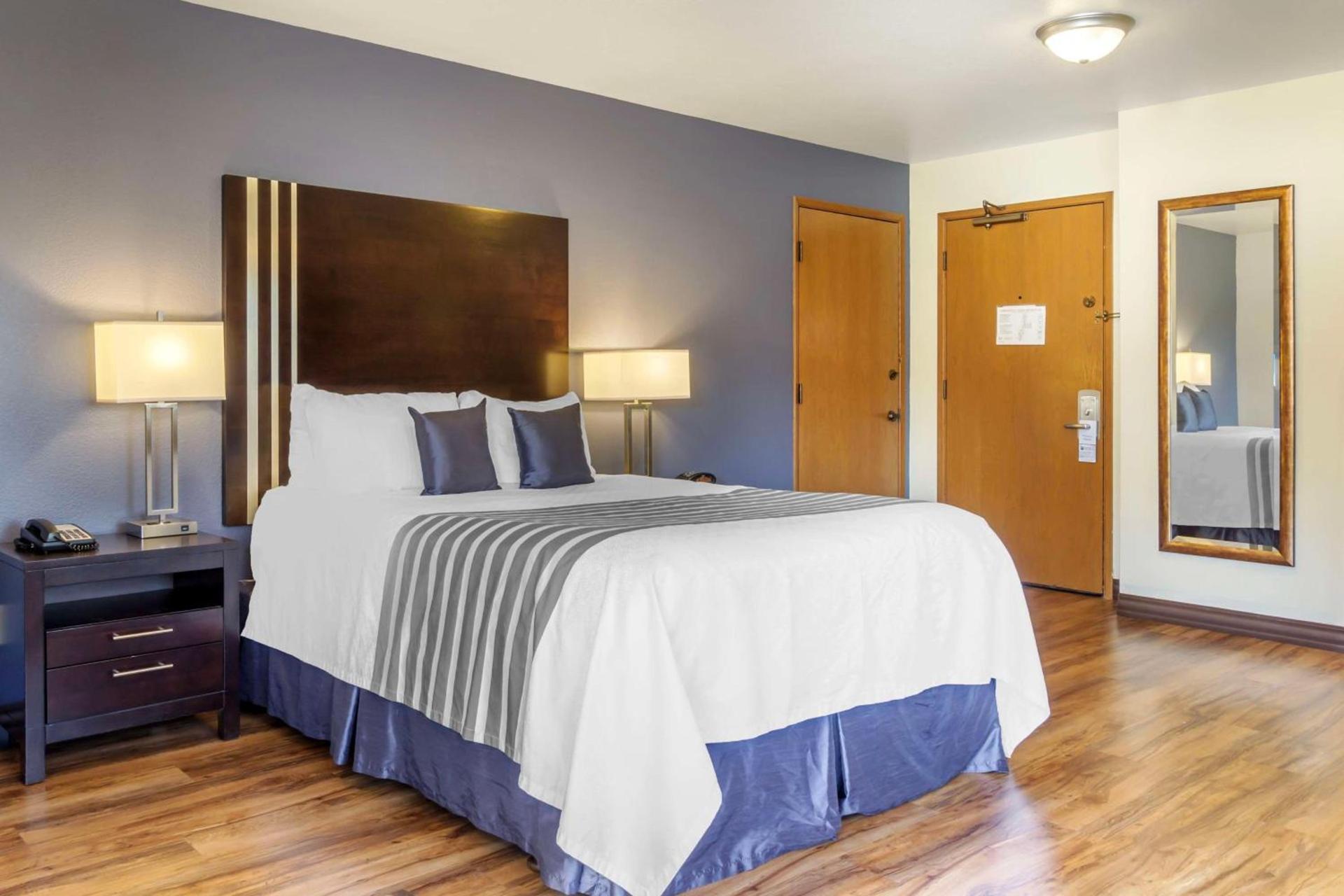 Best Western Plus Edmonds Harbor Inn photo 35