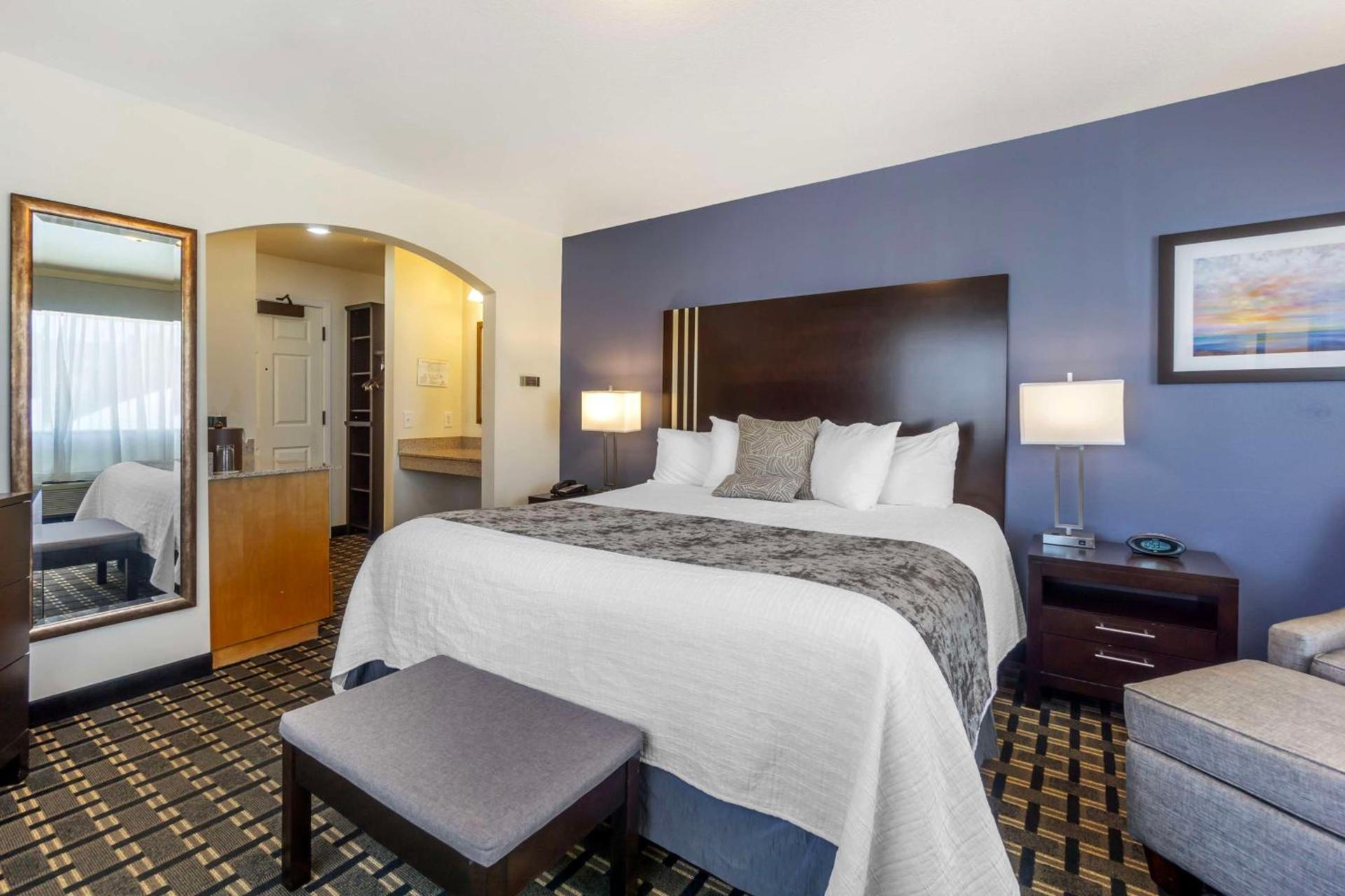 Best Western Plus Edmonds Harbor Inn photo 38