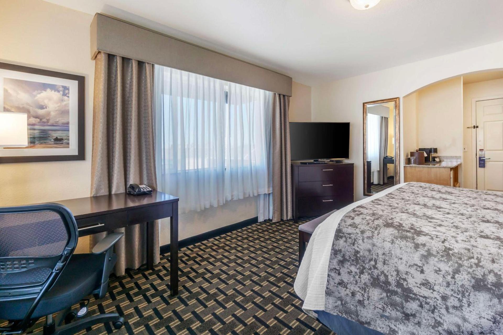 Best Western Plus Edmonds Harbor Inn photo 37