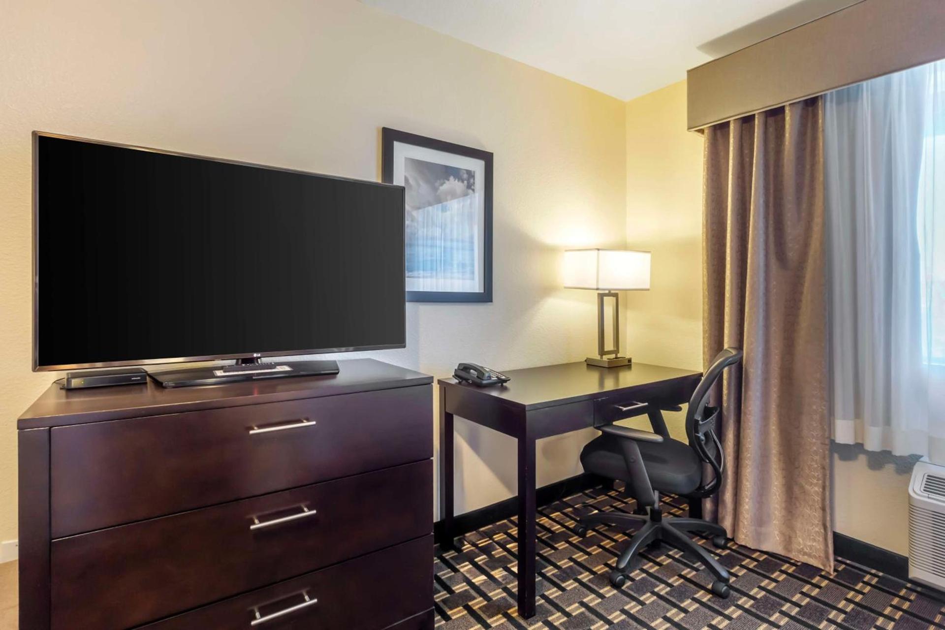 Best Western Plus Edmonds Harbor Inn photo 41