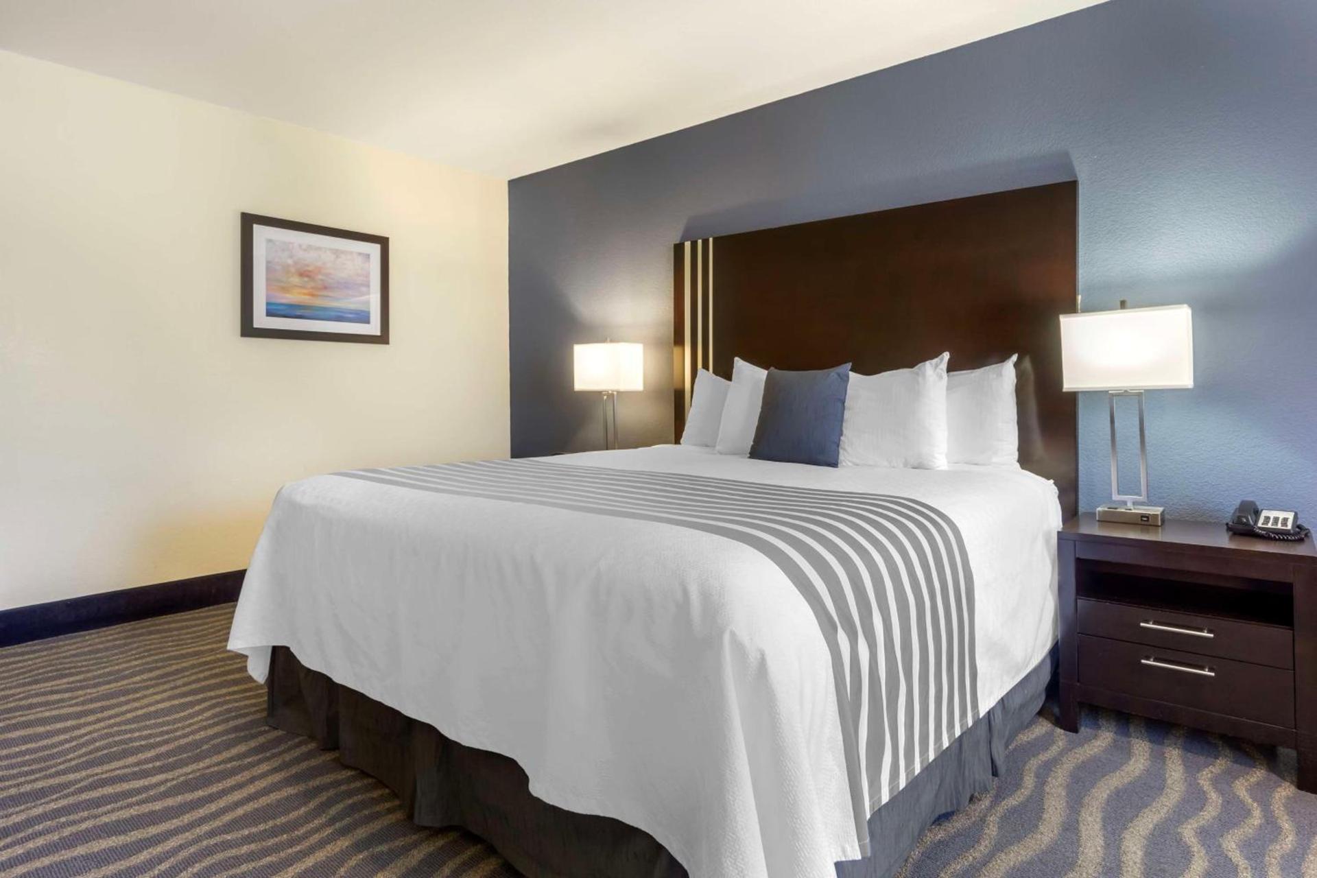 Best Western Plus Edmonds Harbor Inn photo 47