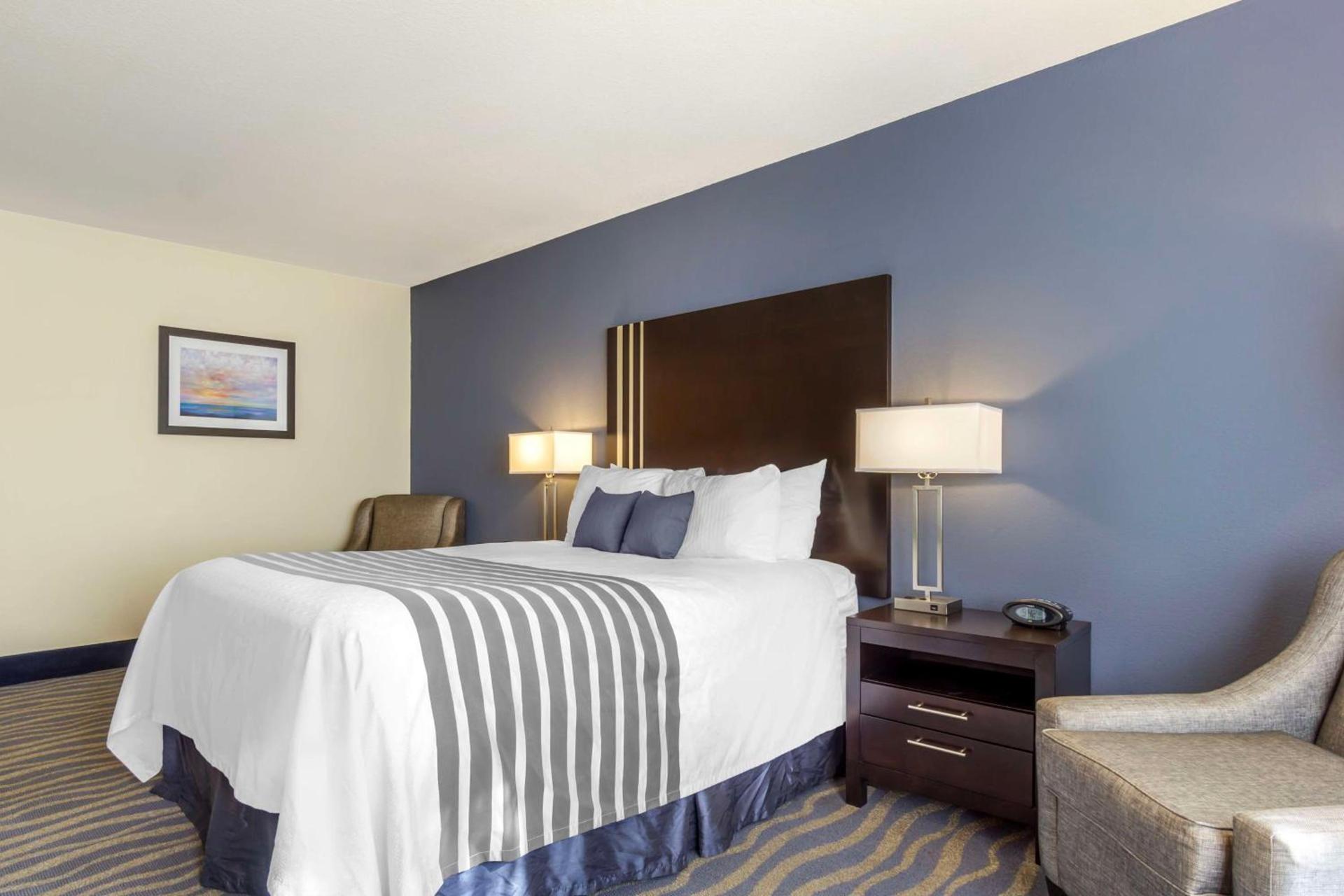 Best Western Plus Edmonds Harbor Inn photo 45