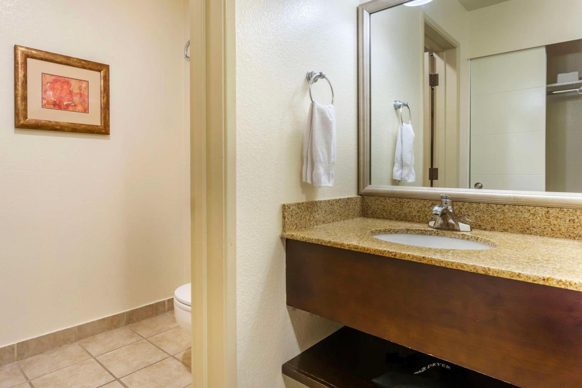 Best Western Plus Edmonds Harbor Inn photo 53