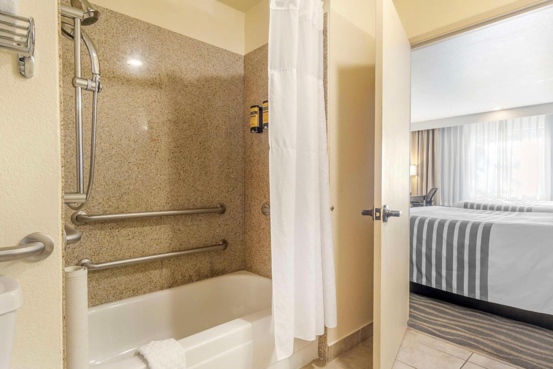 Best Western Plus Edmonds Harbor Inn photo 56