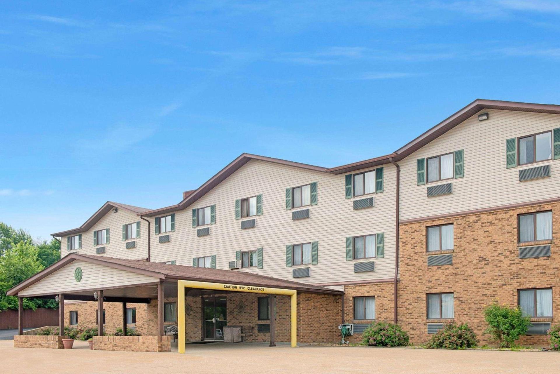 Super 8 by Wyndham St. Clair MO photo 1