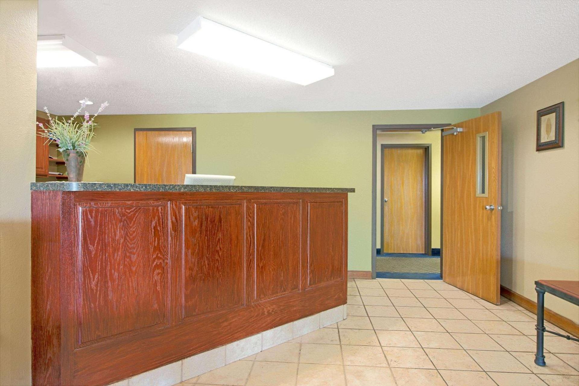 Super 8 by Wyndham St. Clair MO photo 2