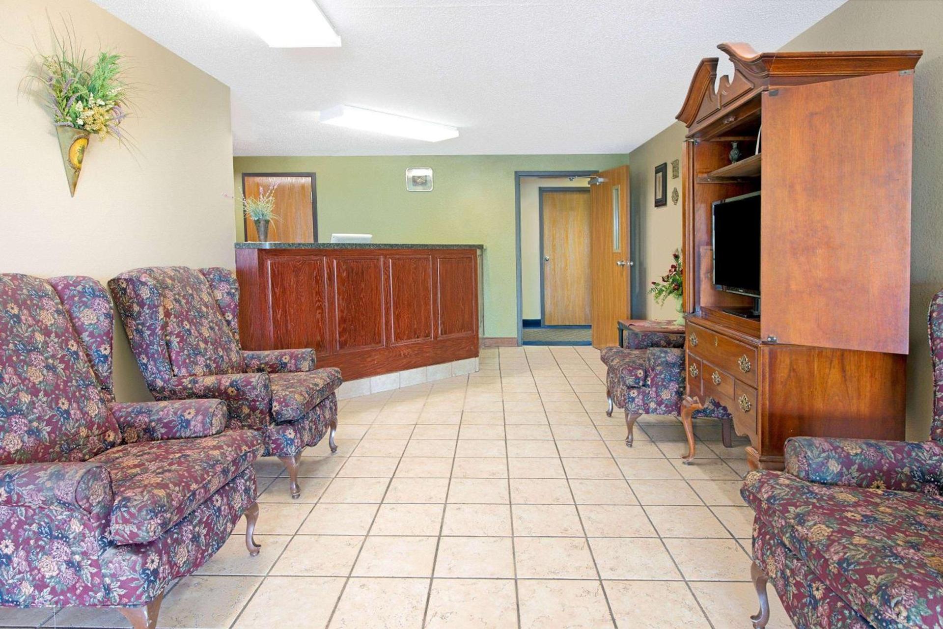 Super 8 by Wyndham St. Clair MO photo 3