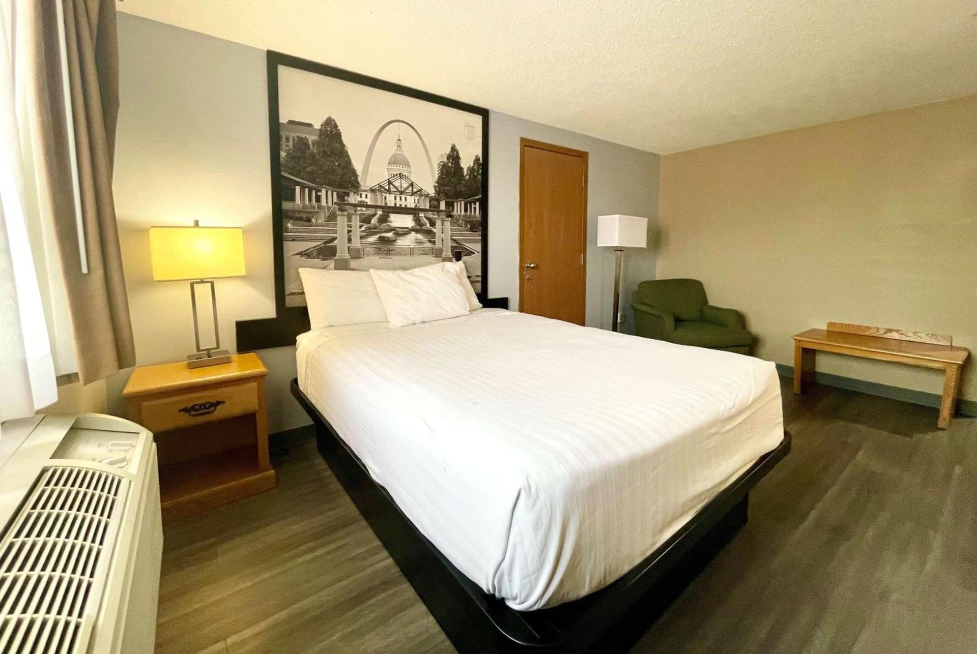 Super 8 by Wyndham St. Clair MO photo 10