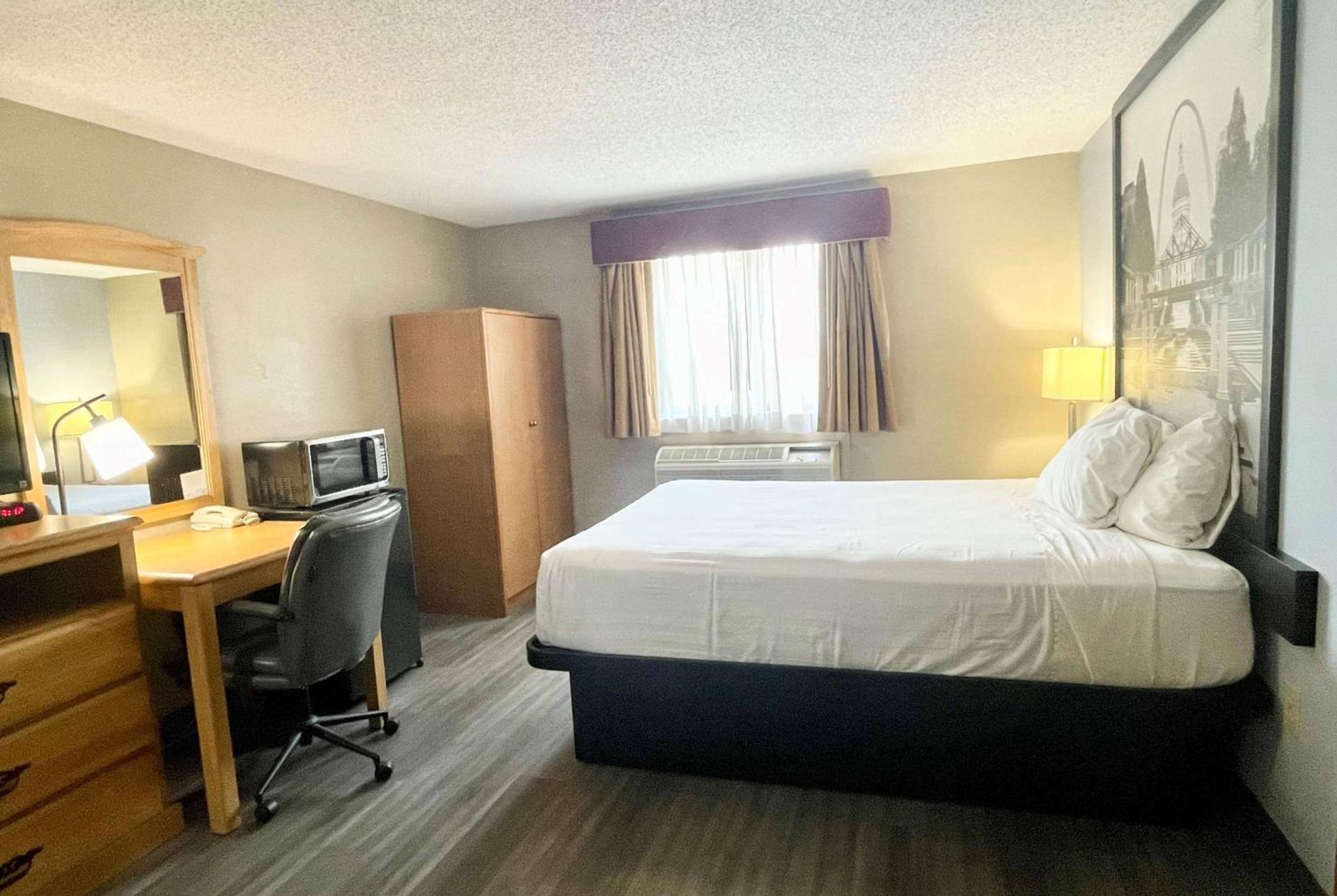 Super 8 by Wyndham St. Clair MO photo 12