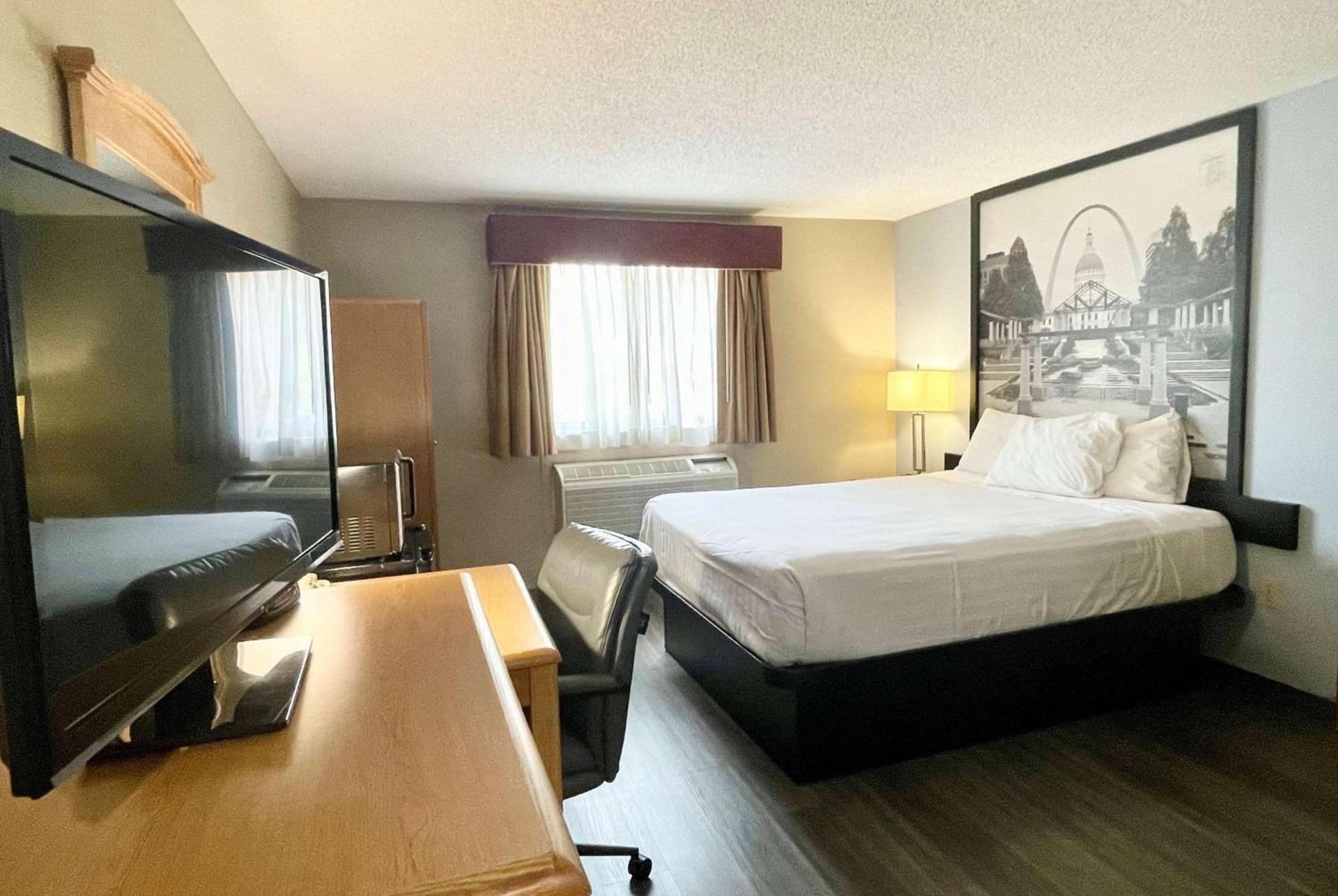 Super 8 by Wyndham St. Clair MO photo 13