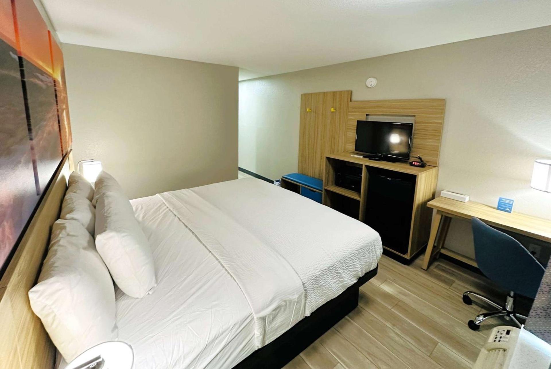 Days Inn by Wyndham Holland photo 8