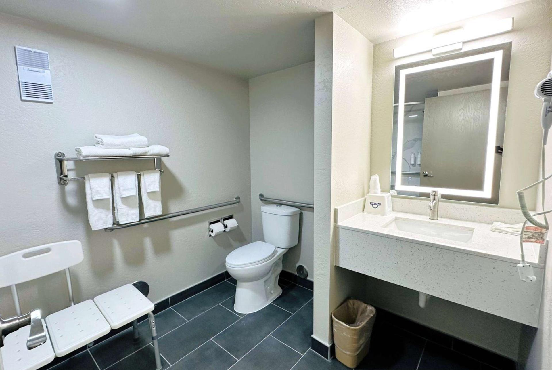 Days Inn by Wyndham Holland photo 12