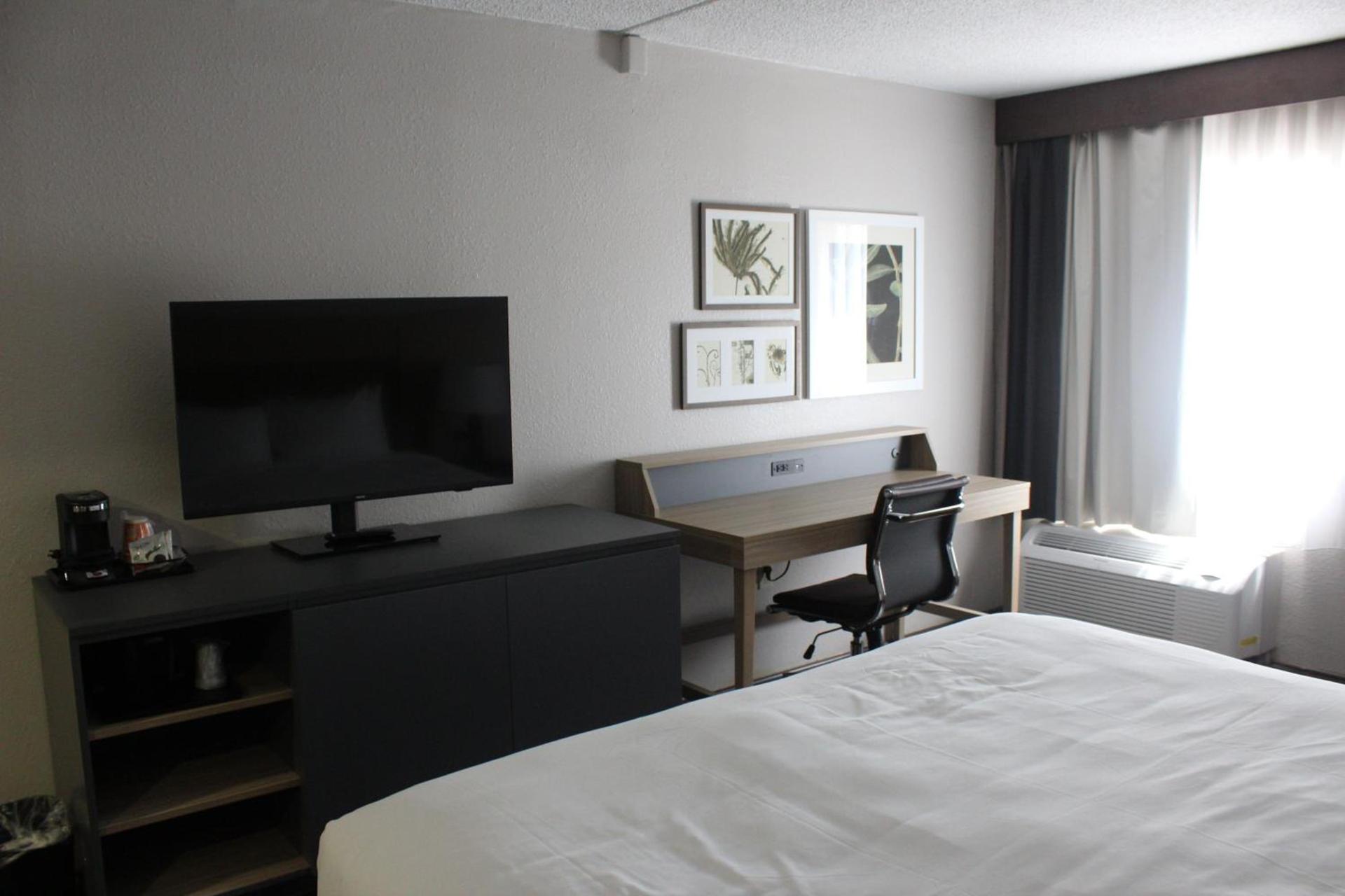 Country Inn & Suites by Radisson, Dunbar - Charleston photo 28