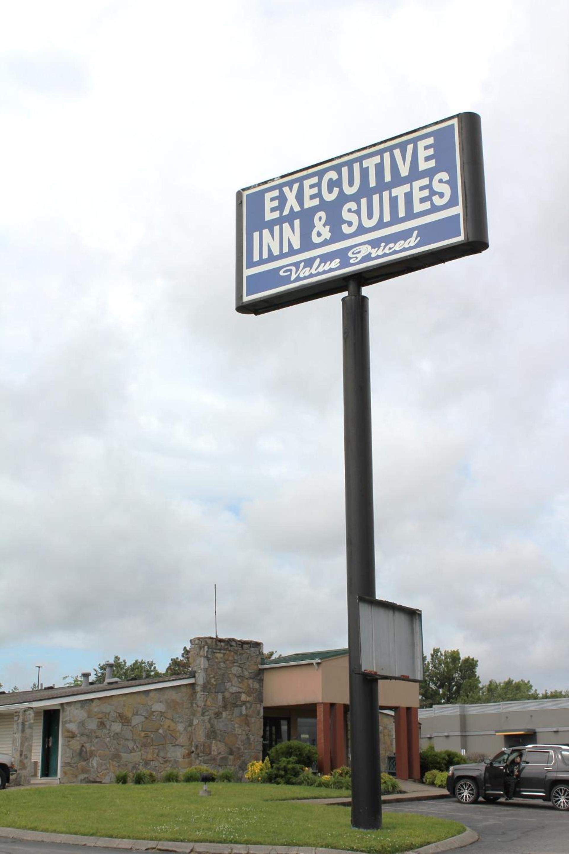 Executive Inn & Suites photo 2