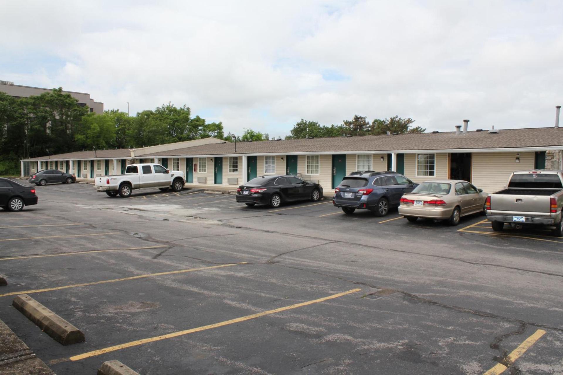 Executive Inn & Suites photo 3