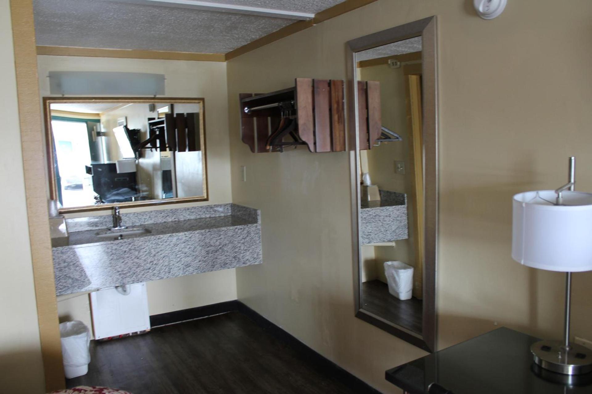 Executive Inn & Suites photo 10