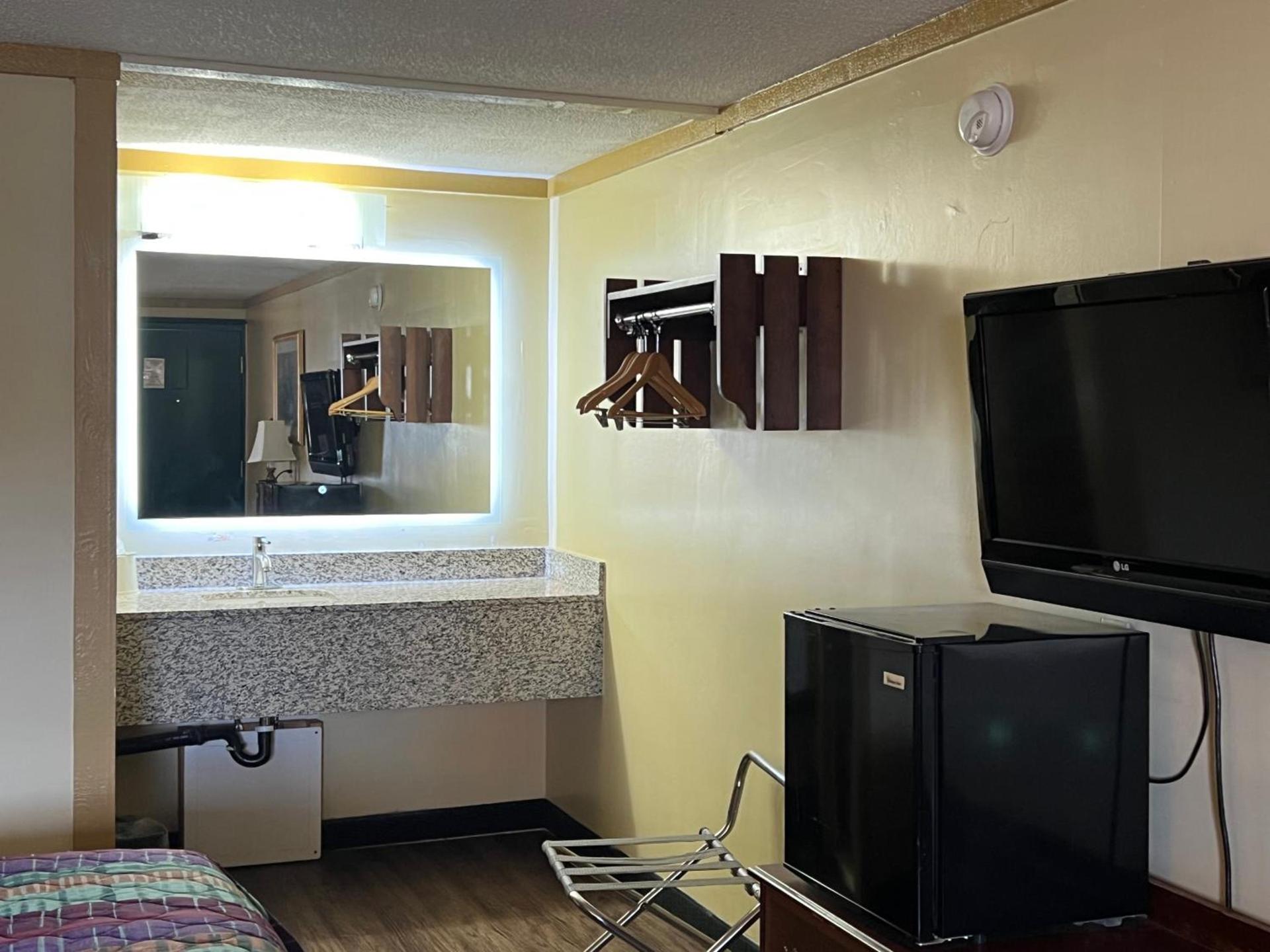 Executive Inn & Suites photo 11