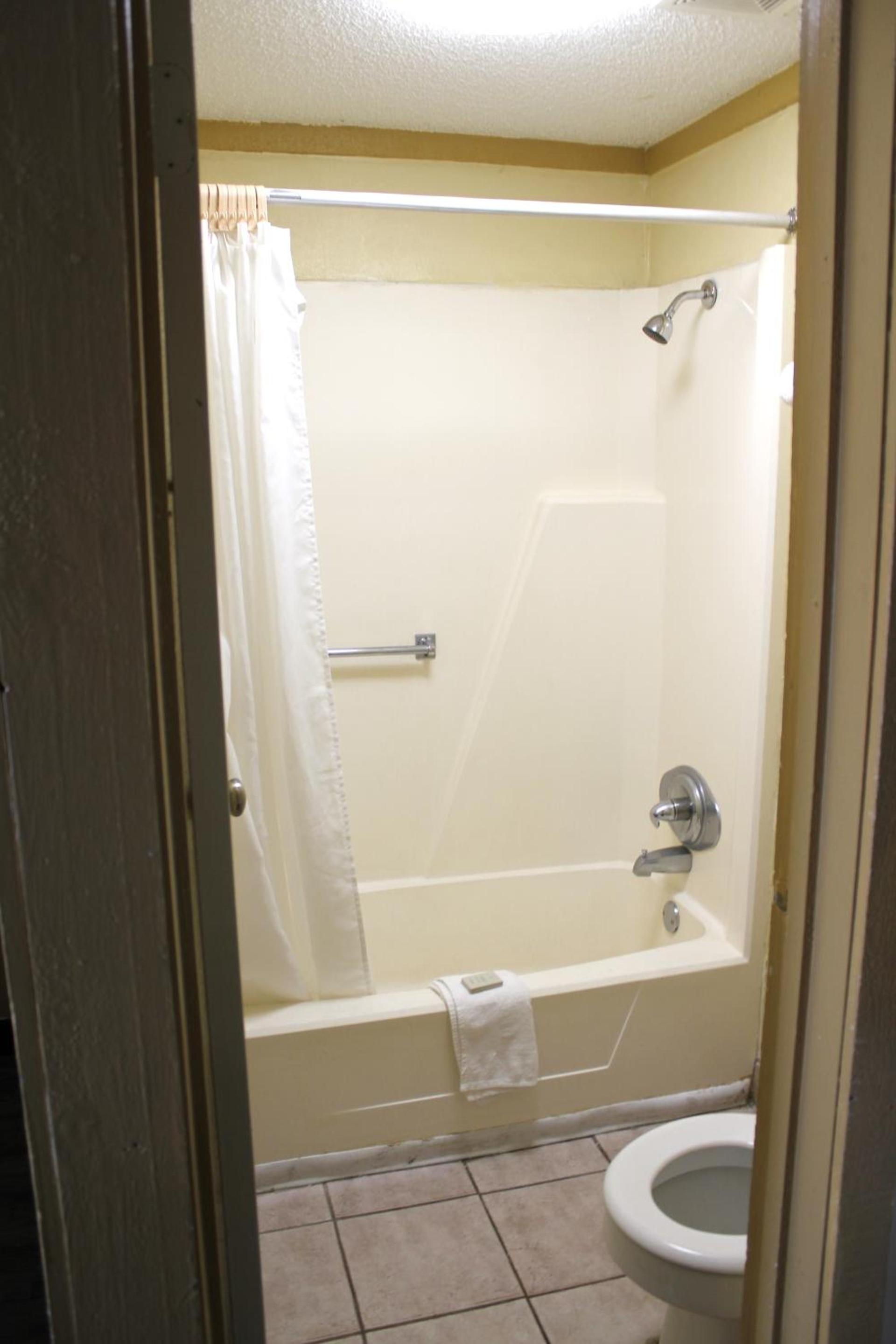 Executive Inn & Suites photo 12