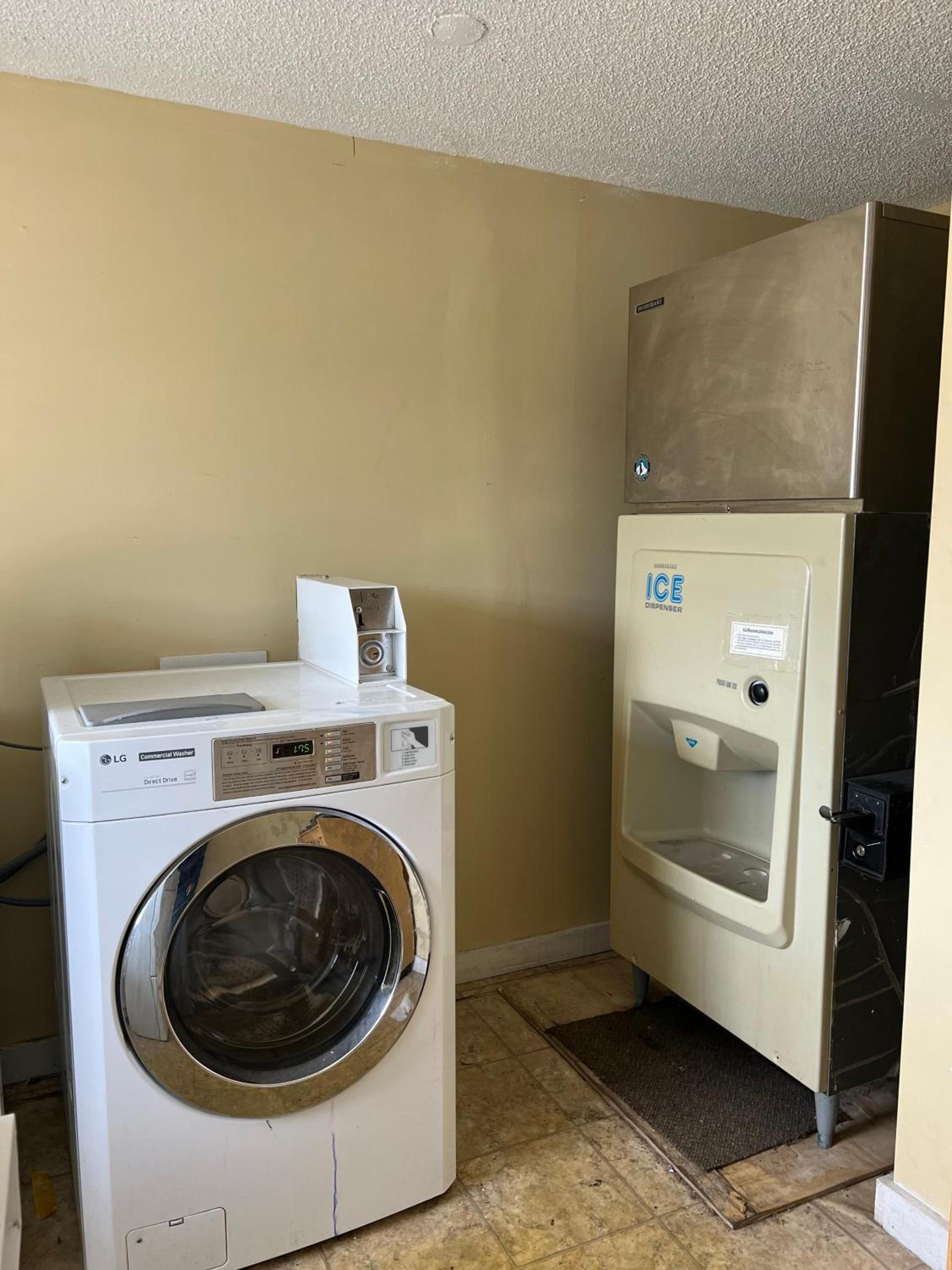 Executive Inn & Suites photo 17