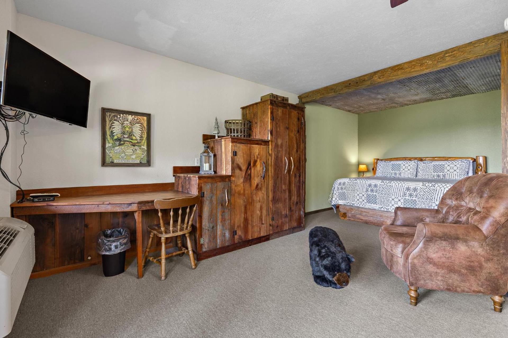 Roadrunner Inn and Log Cabins photo 31