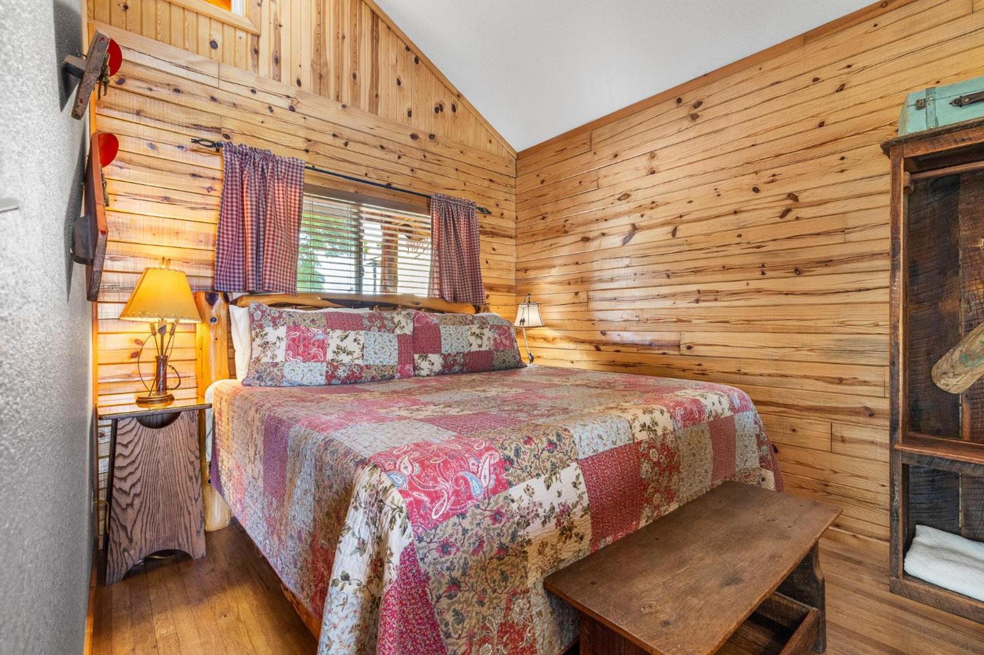 Roadrunner Inn and Log Cabins photo 32