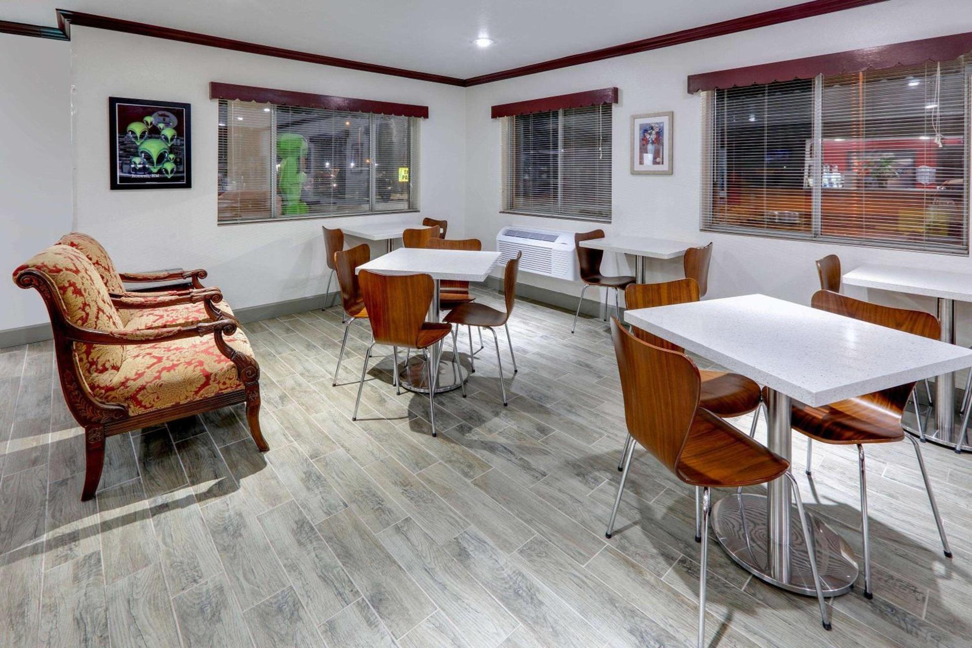 Super 8 by Wyndham Roswell photo 7