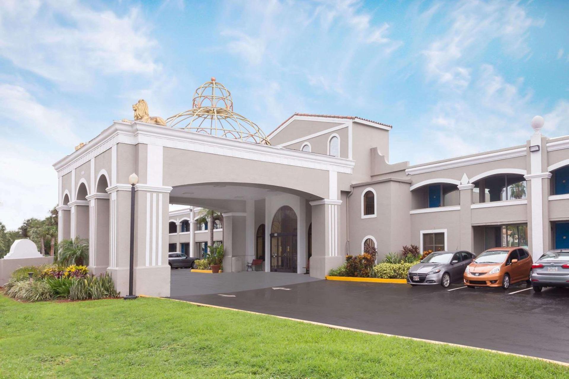 Howard Johnson by Wyndham Orlando-International Drive photo 1