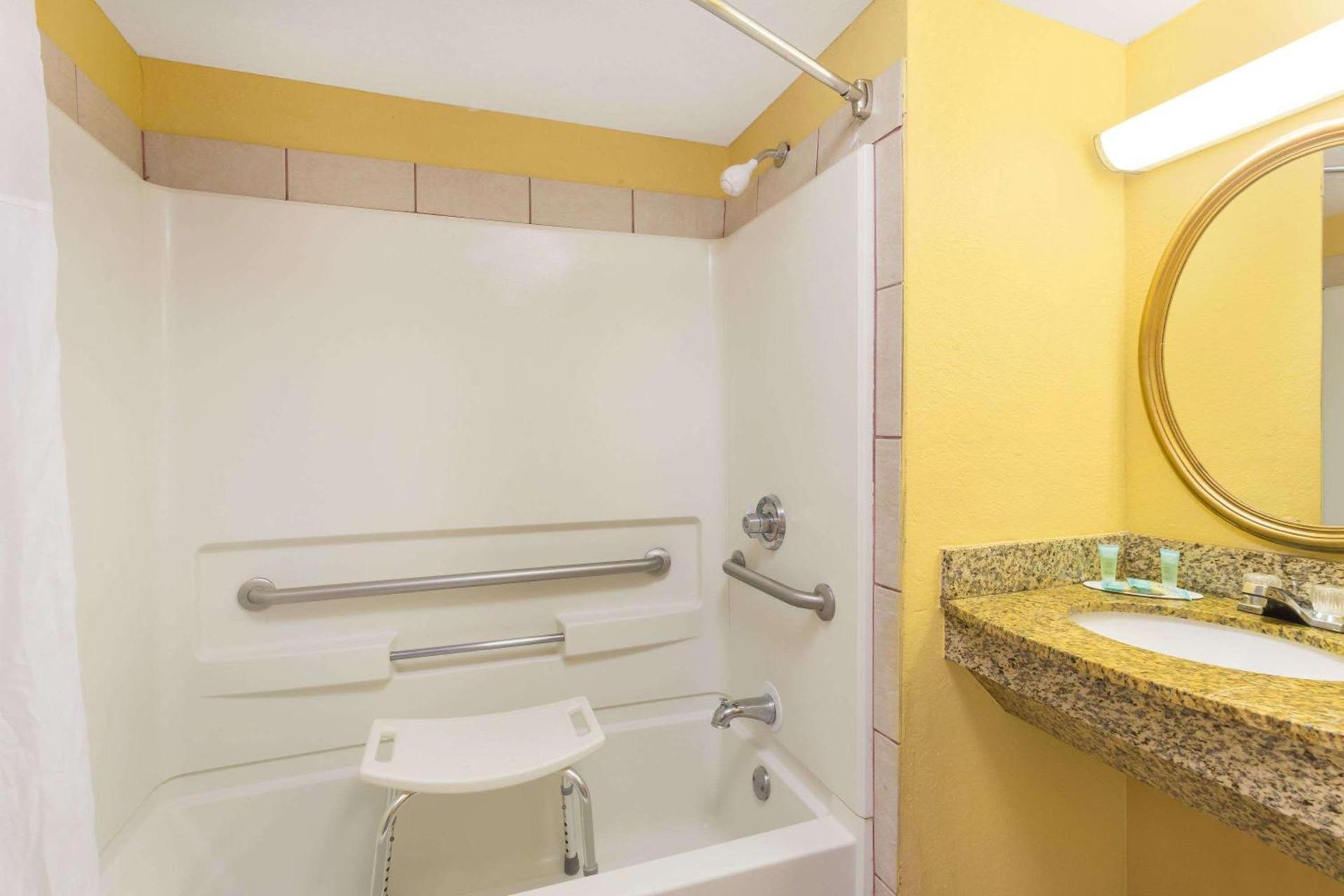 Howard Johnson by Wyndham Orlando-International Drive photo 24