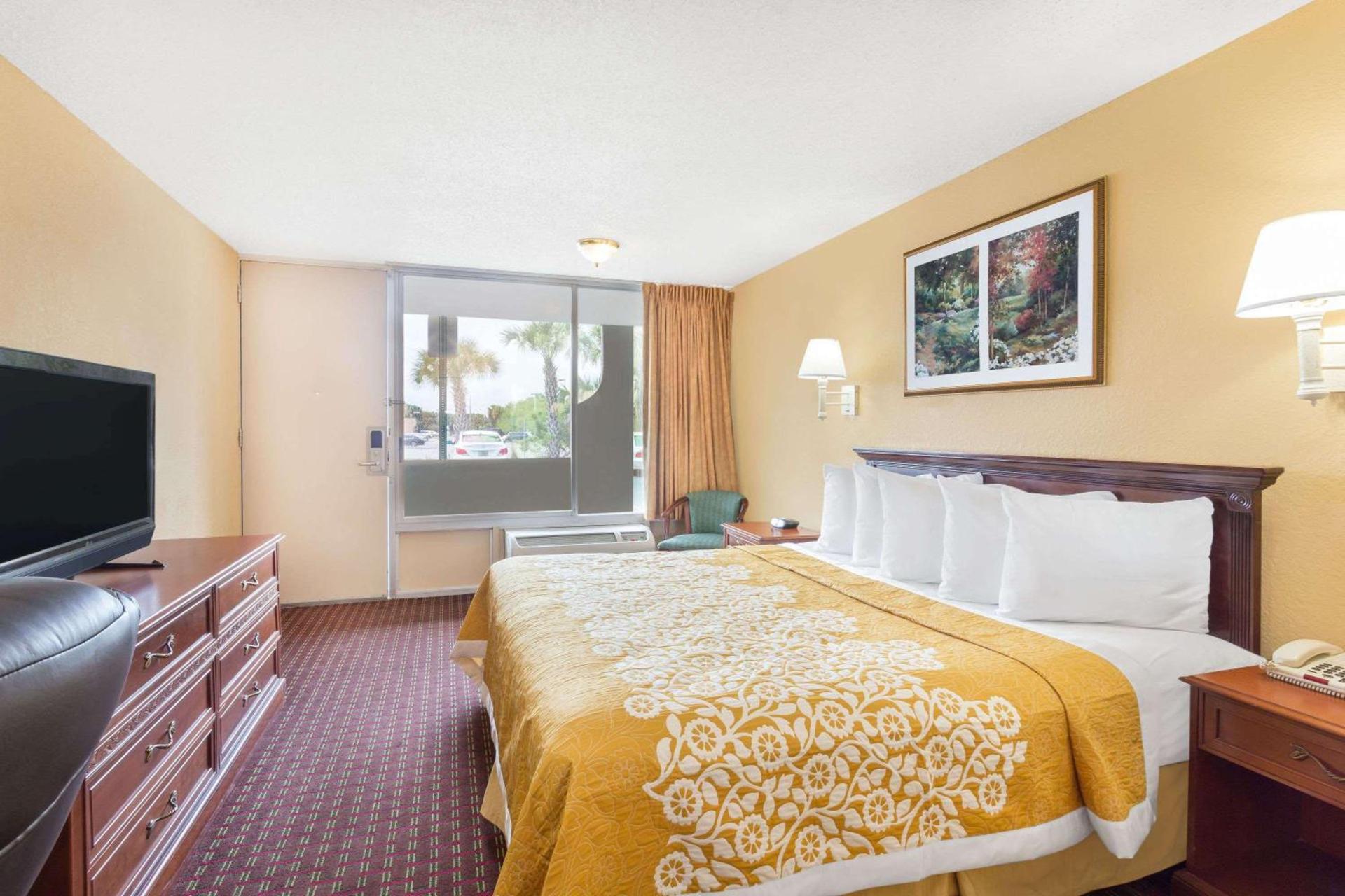Howard Johnson by Wyndham Orlando-International Drive photo 2