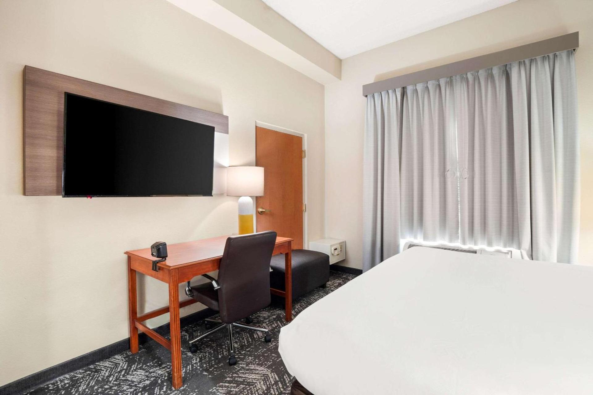 Comfort Suites Columbia at Harbison photo 9