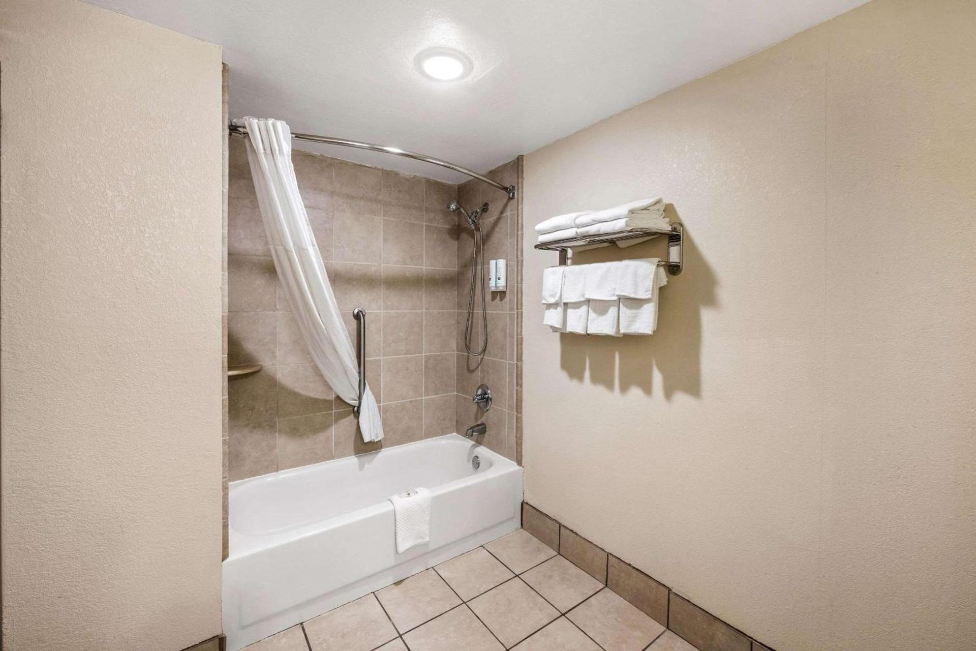 Quality Inn Bulls Gap photo 11