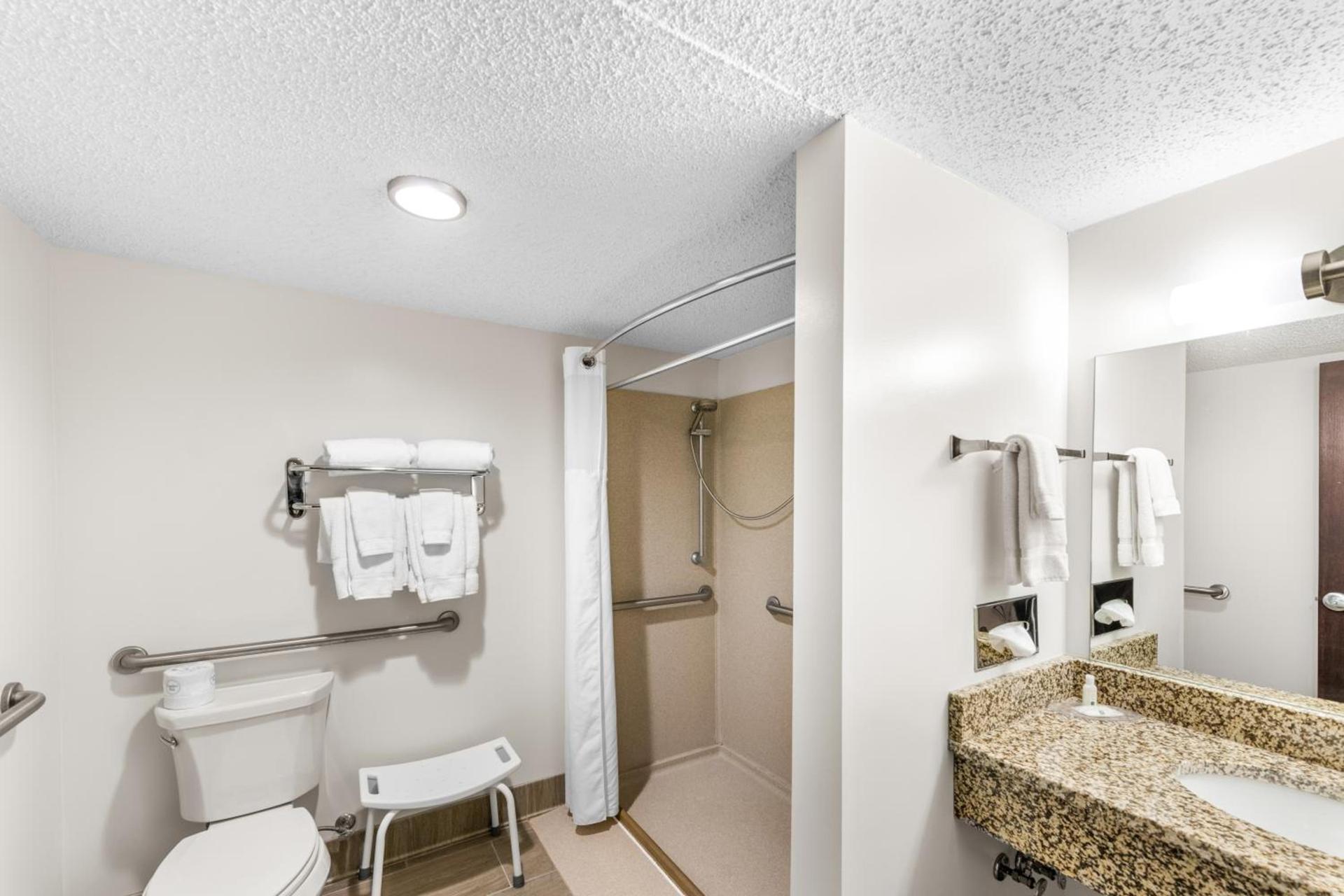 Quality Inn & Suites Columbus photo 62