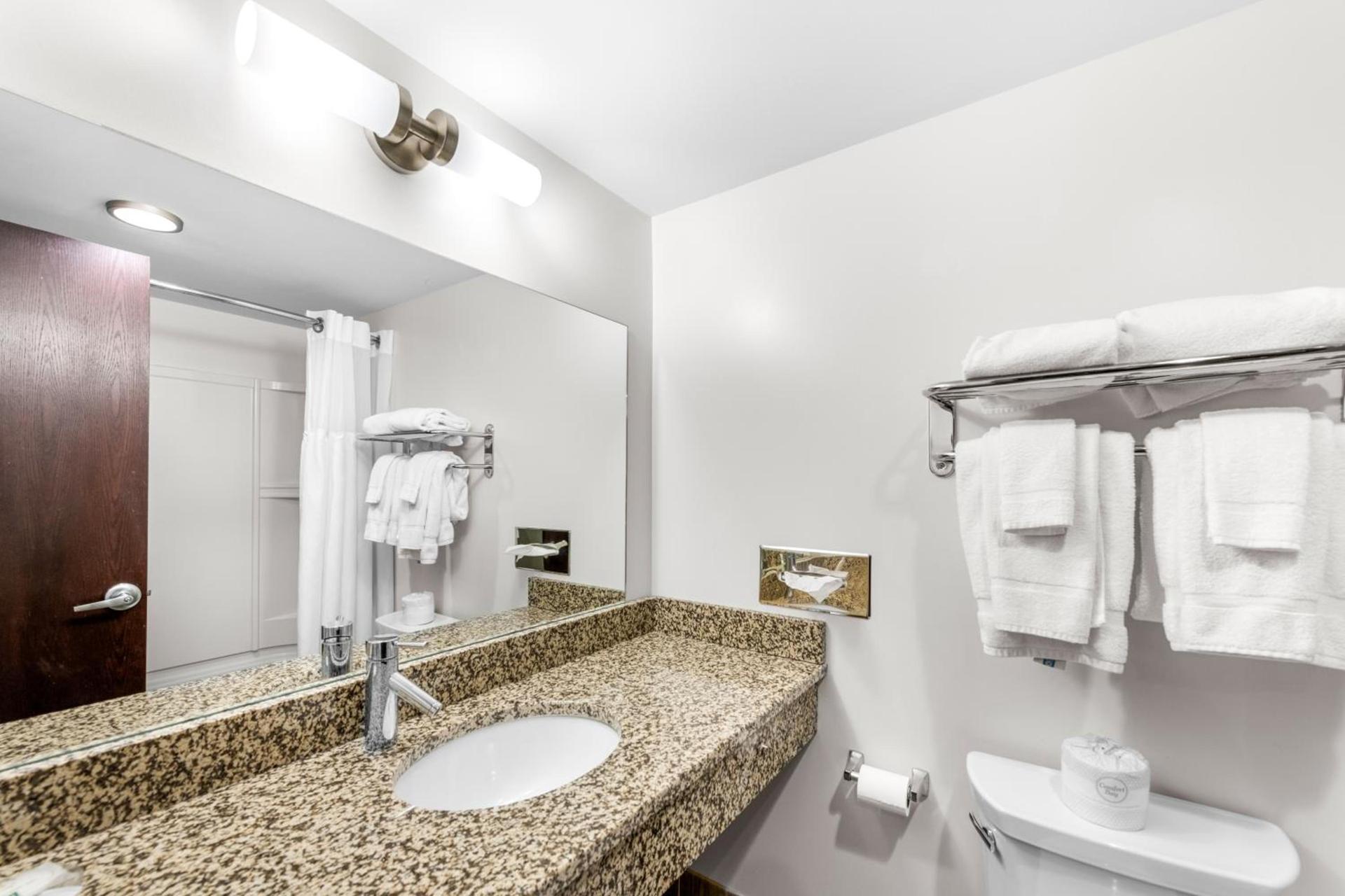 Quality Inn & Suites Columbus photo 58