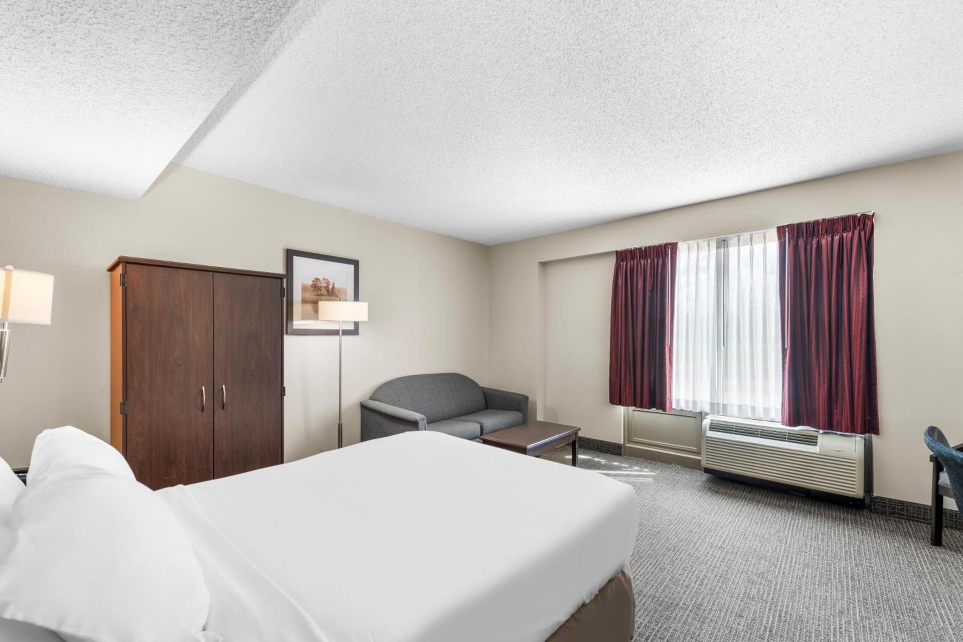 Quality Inn & Suites Columbus photo 61