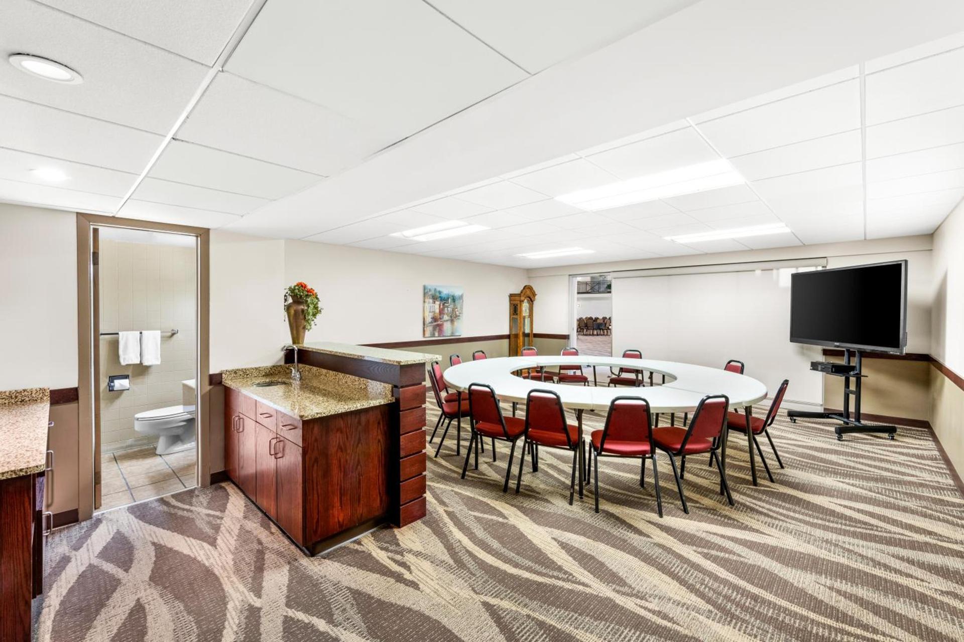 Quality Inn & Suites Columbus photo 54
