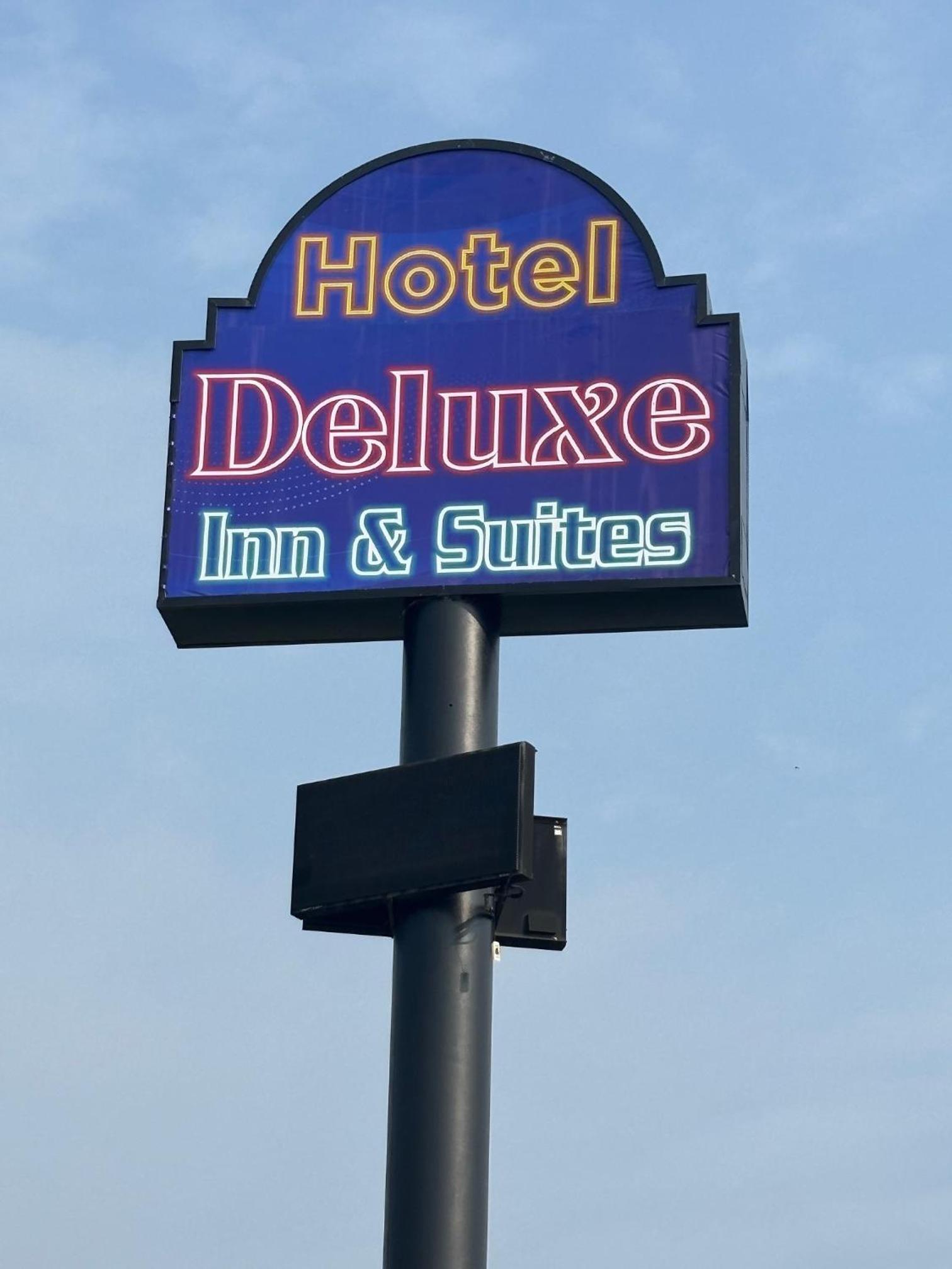 Deluxe Inn & Suites photo 3