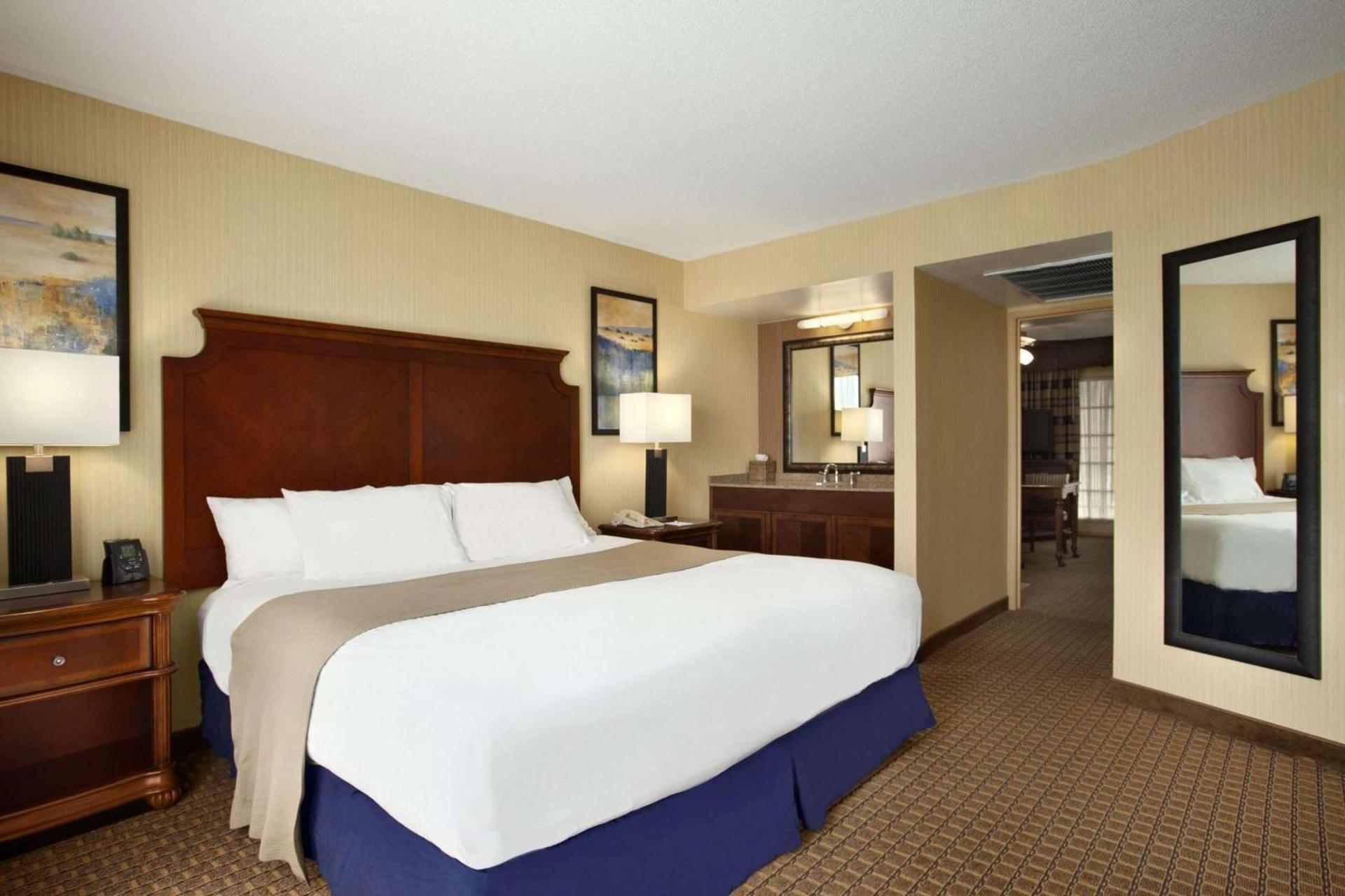 Embassy Suites by Hilton Minneapolis Bloomington Edina photo 23