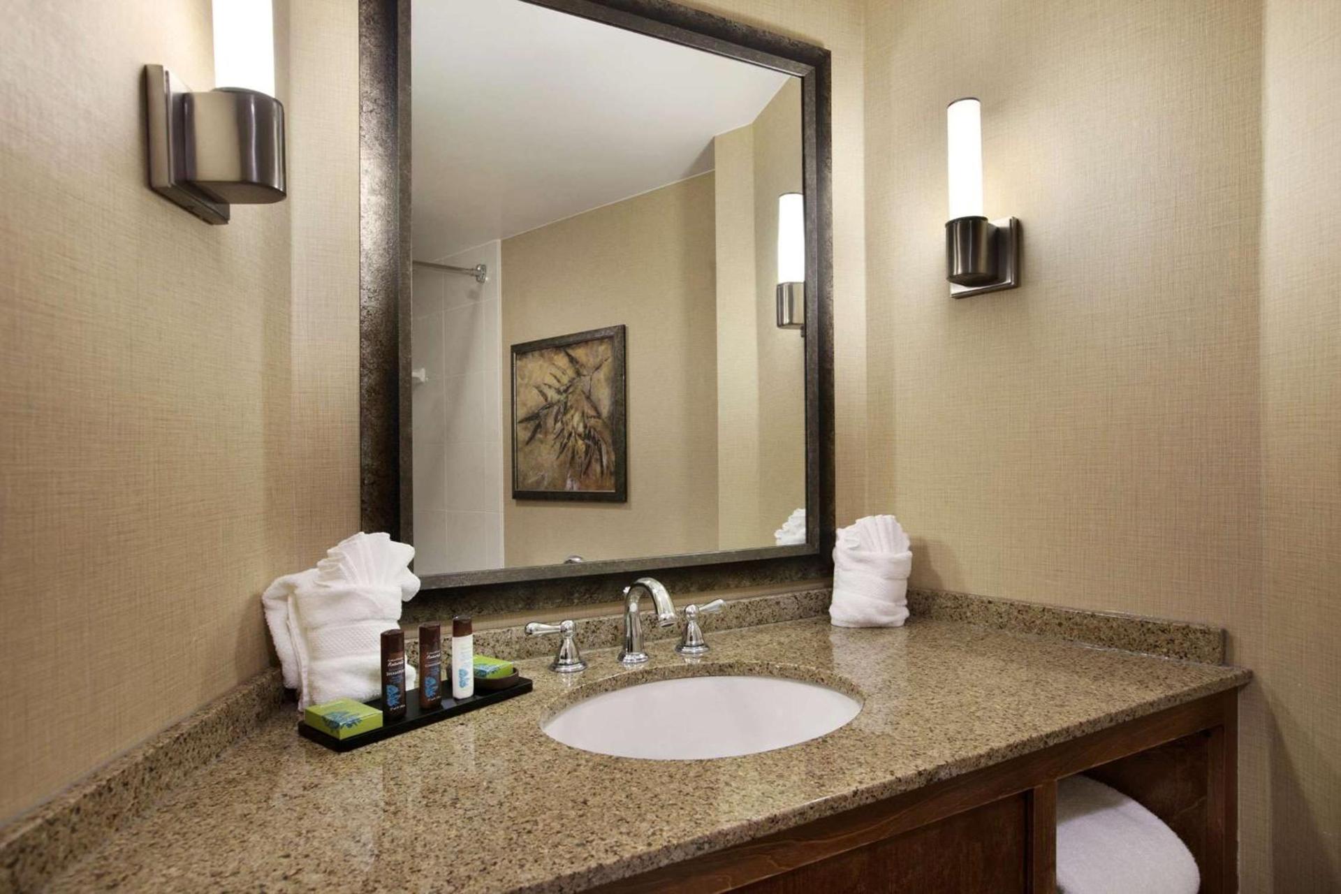 Embassy Suites by Hilton Minneapolis Bloomington Edina photo 24