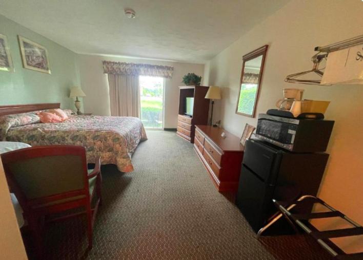 Colonial Brick Inn & Suites photo 7