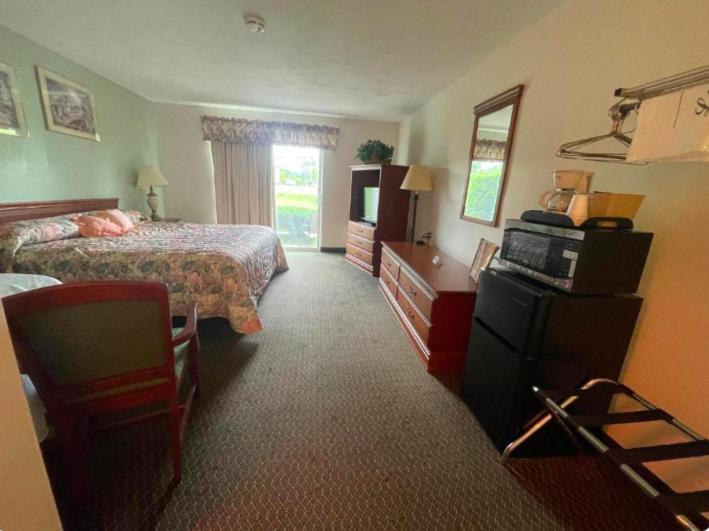 Colonial Brick Inn & Suites photo 4