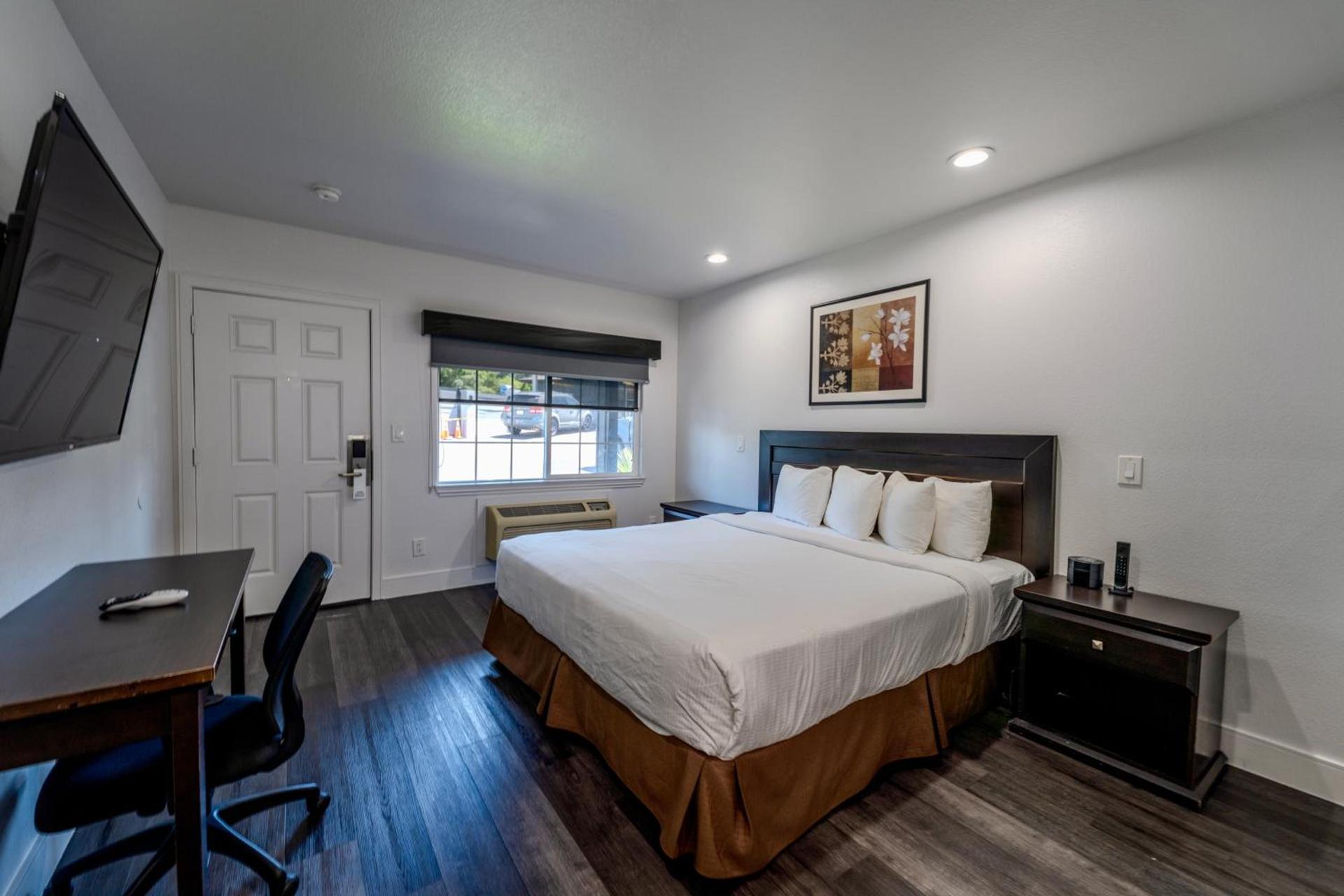 Monterey Surf Inn photo 6