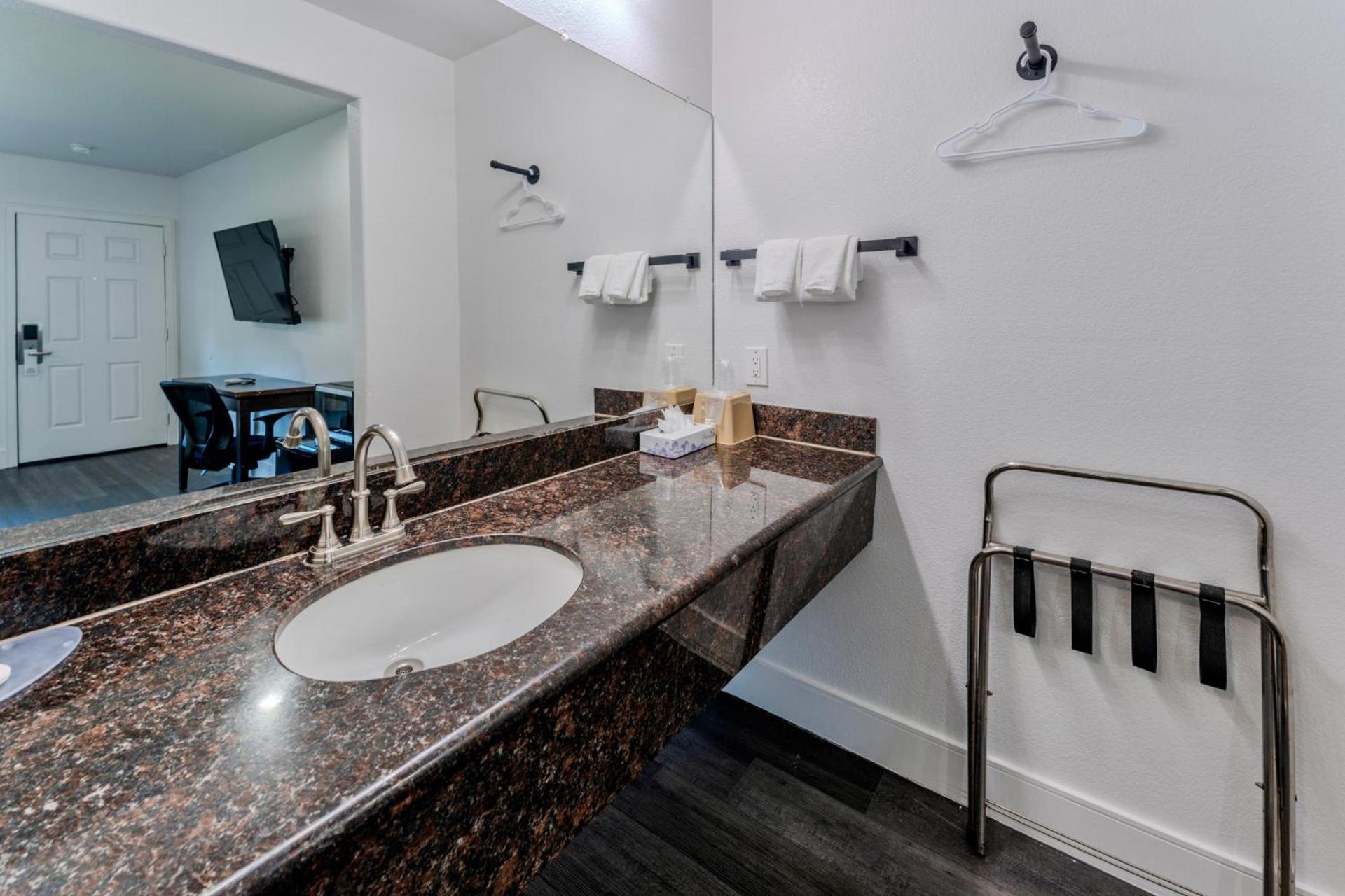Monterey Surf Inn photo 7