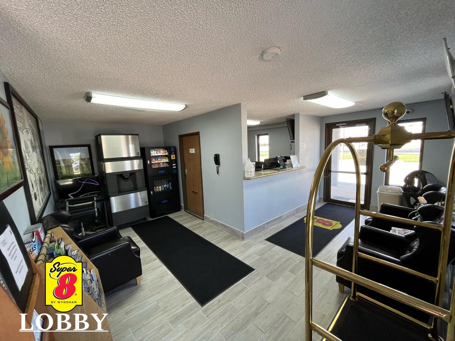 Super 8 by Wyndham Emporia photo 30