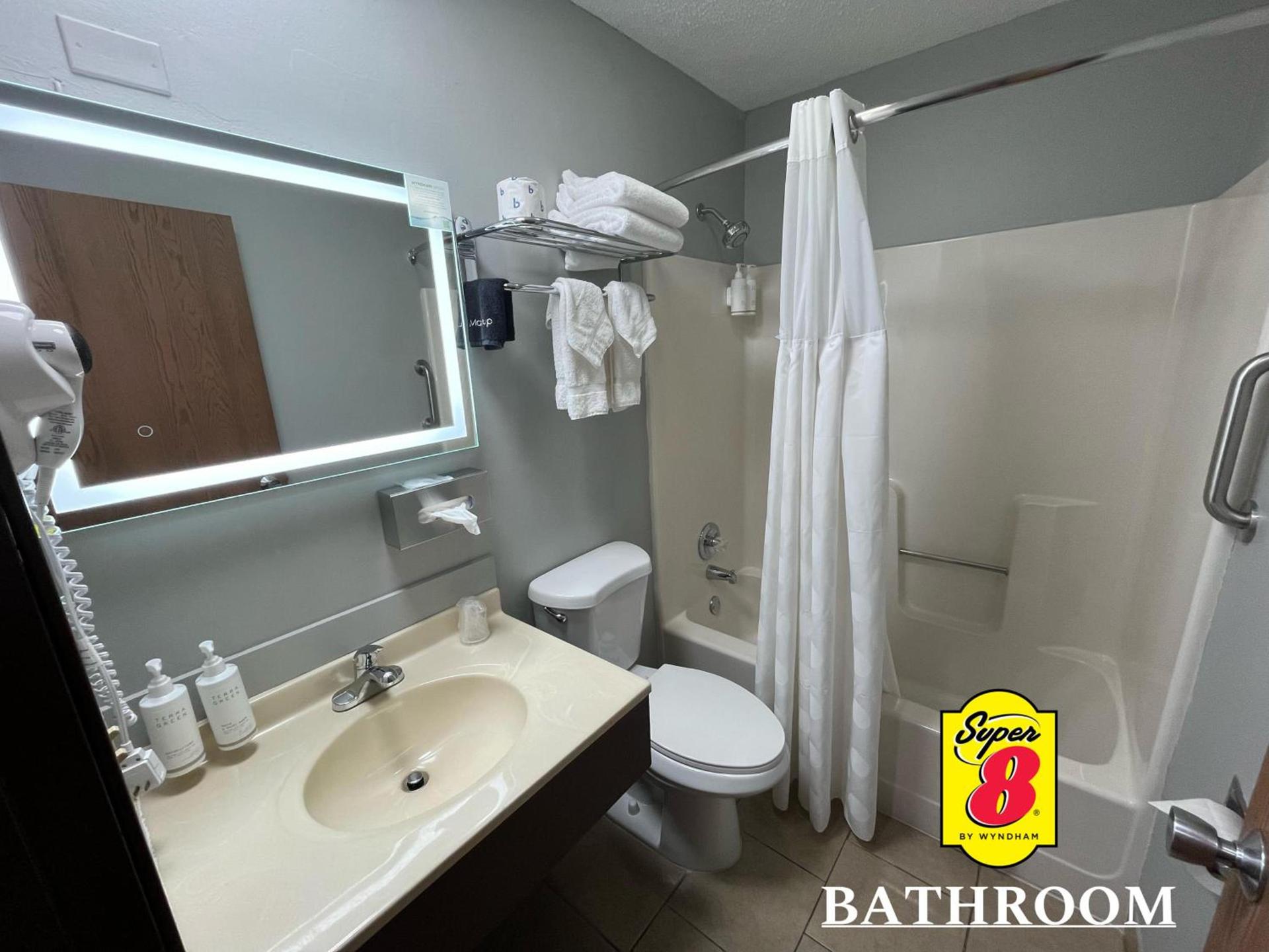 Super 8 by Wyndham Emporia photo 48