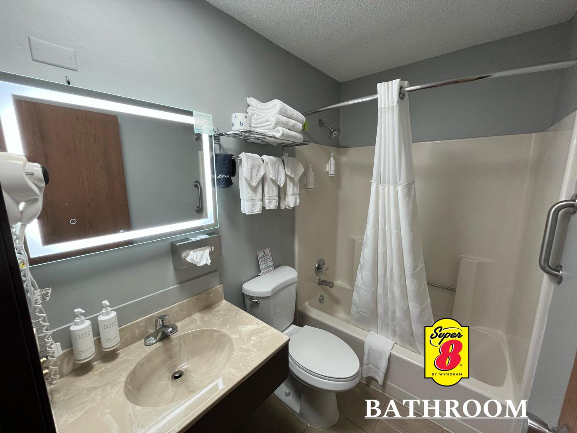 Super 8 by Wyndham Emporia photo 49